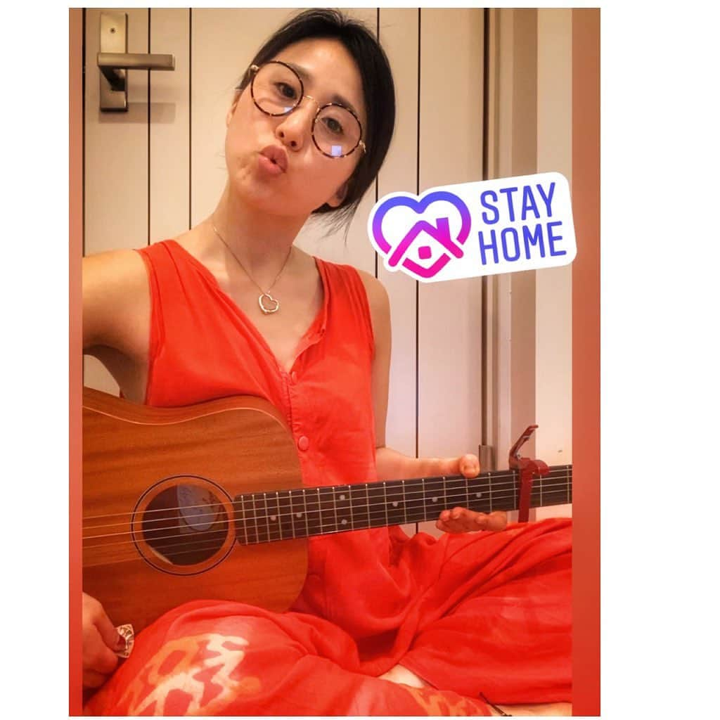 宇田恵菜さんのインスタグラム写真 - (宇田恵菜Instagram)「Best ways to entertain myself when I’m in quarantine 🏡? 皆さん、5週間目の自粛生活、どうお過ごしですか？？ 私はこの世間的GWでは毎朝同じ時間に起き、運天さんと1.5時間ほど緩めながら、ガチのトレメニュー組んでやってます🏃🏻‍♀️✨ あとは、ギターを大学ぶりに触りはじめたので、この自粛終わる時には、発表会をできればなーと思ってます😂😂😂笑 あとは、 友達のクッキングチャンネル　@cooklerchannel  を参考にダルゴナコーヒーを作ったり(めちゃ簡単‼️コーヒー大1砂糖大2お湯大2でひたすら角立つまでホイップ‼️) 毎日スチーマーで美肌への道！！！そして今回の自粛の私のお友達の、モンシロチョウの幼虫10匹ぐらいを毎日観察して遊んでます🌟) あと1ヶ月！皆世界中の人達が同じだから、全然乗り越えれる！ 私達が自粛ができるように働いていてくださってる方々、ありがとうございます‼️✨ 5月もハッピースマイルに！ ------------------------------- #casting  #actress #shortfilm #キャスティング #ショートフィルム #役者  #filmingcrew #filming #撮影中 #撮影クルー #leadactress #女優 #actresslife #スチール撮影 #黒髪 #blackhair  #quarantine #自粛　#おうち時間　#愛媛出身」5月4日 21時37分 - ena2727