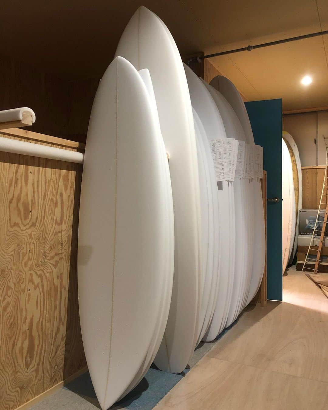 岡部亜紀のインスタグラム：「サーフボードって美しくってセクシー💕 まっさらな板に乗りたいな〜🏄‍♀️🎶 早くコロナが終息しましように🙏🏽 #ライブシェイプ #ステイホーム #サーフィンしたい @chp_surfers  @new5_chp  @daisuke_chp」