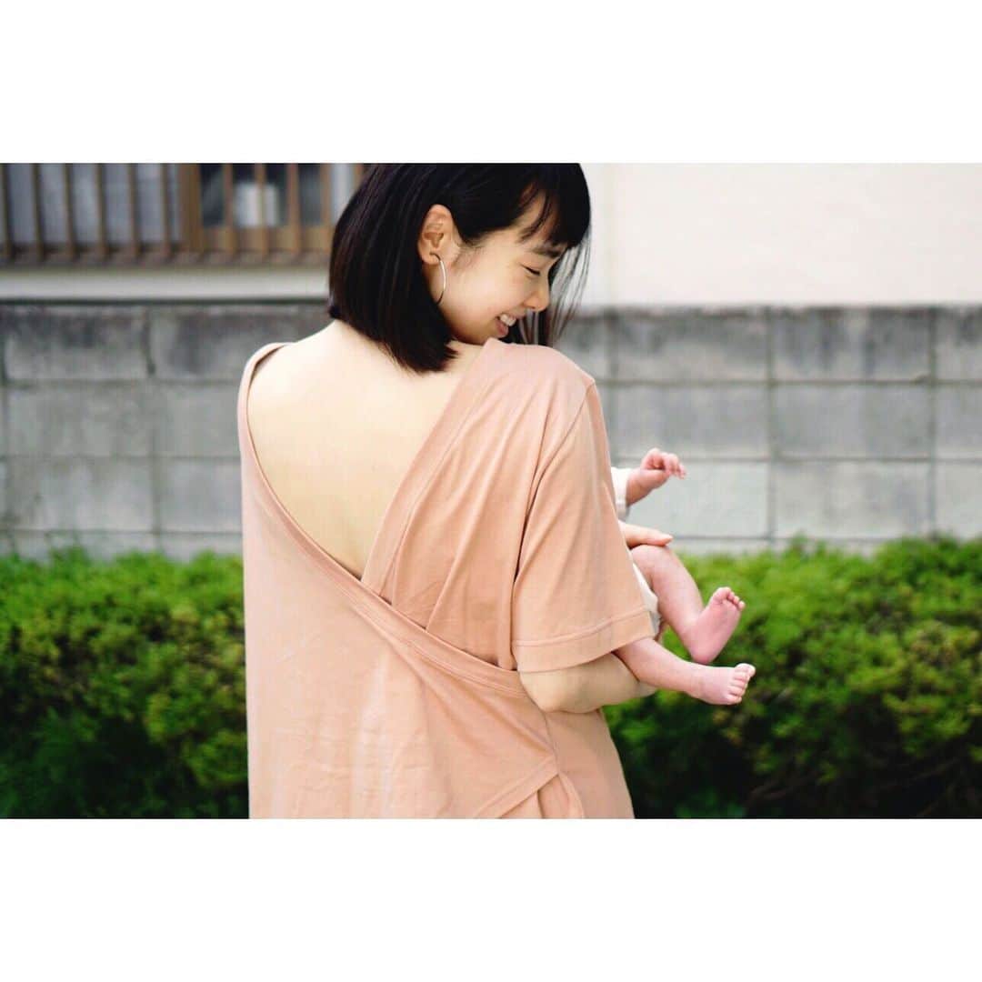 権藤朱実さんのインスタグラム写真 - (権藤朱実Instagram)「. 先日。 やっと『CASA FLINE』のTシャツ着れた〜♡ 背中ザックリあいてるから、色々と便利✨ 2wayではないけど・・・ 私は前後の2wayで着ちゃってます♡♡ #Thanksformakingmyclothes #whomademyclothes #素敵な洋服をありがとう →@casa_fline @casa_fline_store #Japan #Tokyo #photo #fashion #thankyou #私と息子の自由時間 #model #satorujapan #akemigondo  #モデル #サトルジャパン #権藤朱実 →@satorujapan_official @akemigondo ☑︎プロフィールのリンクにて、blog更新中！ My blog『ake photo』 →http://ameblo.jp/akemi-gondo/」5月4日 21時39分 - akemigondo