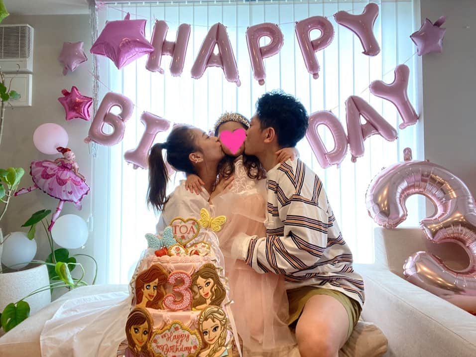近藤千尋のインスタグラム：「我が家のムードメーカー❤️ 十愛３歳のお誕生日でした🎂 皆さんの心のこもった画像や メッセージ、、 沢山ありがとうございます😭❗️ 今年はじぃじ、ばぁばとは📺電話で一緒にお祝いしました🎂 前日の夜に風船を膨らまして 姫テントを設営して。。笑 ひーぼぉくんの提案の姫テント用意 一番喜んでました❗️笑 毎年のメインのケーキ、、 今年も @ai_okada_ ちゃんに 作ってもらいました💖 だいっすきなプリンセス祭り👸笑 お友達に頂いたり両親にもらった プレゼントをテントの中に隠して…❤️ 十愛の喜ぶ顔を見たいがために 必死に2人で頑張りました‼️笑 特に今年は美羽が生まれて沢山 我慢させてしまっている＆お家から出られないので… 喜んでもらえてよかった😭 毎日ママパパの暑苦しいキスを 受け入れてくれてありがとう❤️ あなたが生まれて世界が変わりました❤️ パパママは一生かけてあなたを幸せにするよ✨👸 お誕生日🎂おめでとう💕」