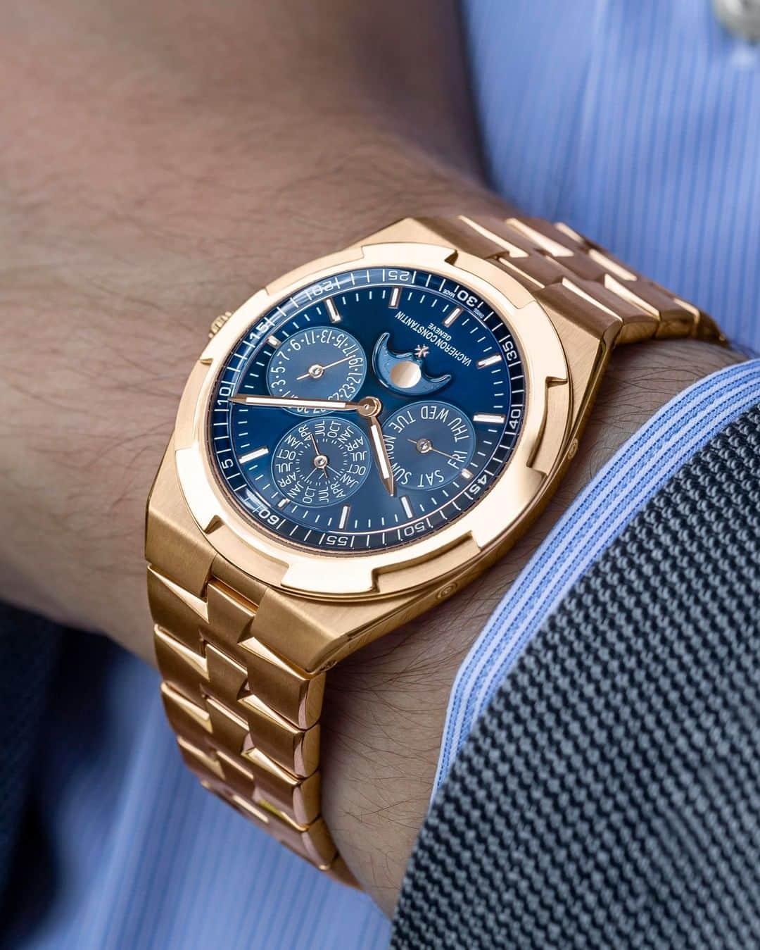 ヴァシュロン コンスタンタンさんのインスタグラム写真 - (ヴァシュロン コンスタンタンInstagram)「⁣Gold & Blue. 🌊☀⠀ ⠀ Discover the Overseas perpetual calendar with a gold case and bracelet along with a blue dial. A spirited combination that endows this model with a distinctive new personality.⠀ ⠀ ⠀ ⁣#VacheronConstantin⠀⠀ #OneOfNotMany ⠀ ⠀ ⠀ ⠀ ⠀ ⠀ ⠀ #TheHourlounge #Vacheron ⠀⠀ #Watches #Watch #WatchesOfInstagram #WatchOfInstagram #Horology #WatchOfTheday #WatchesOftheday #Instawatch #Geneva #Swissmade #Swisswatch #Luxury #LuxuryWatch #TimePiece #WatchAddict #WatchCollector #Luxury #Luxurywatch #HauteHorlogerie #Horlogerie #Craftsmanship #SwissMade⠀⠀」5月4日 21時40分 - vacheronconstantin