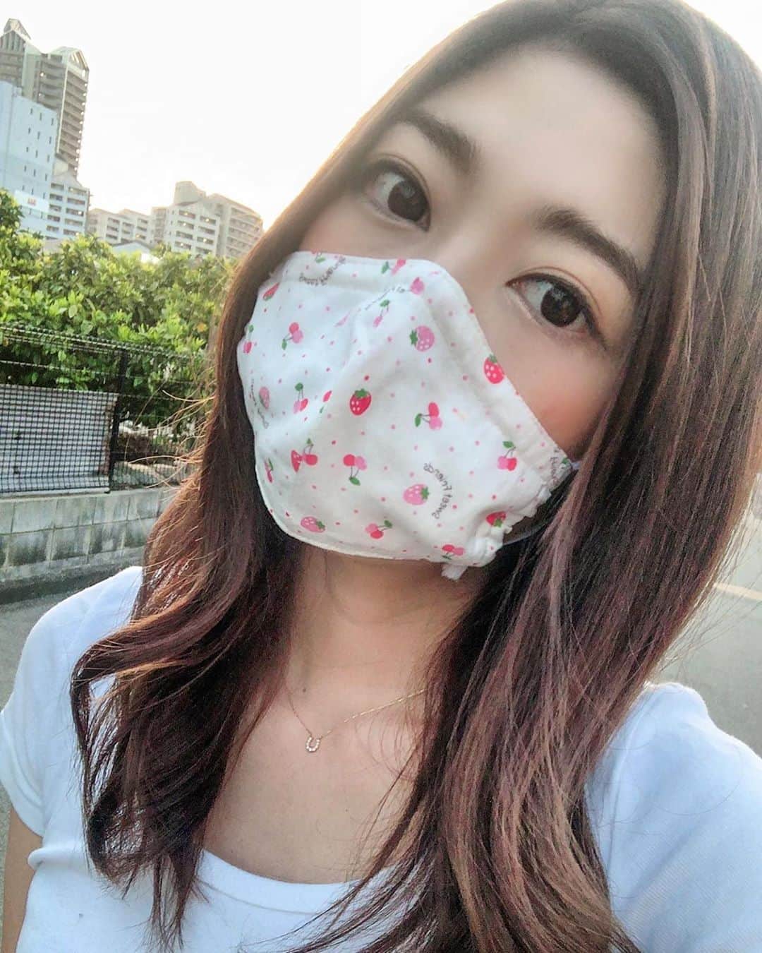 新庄千歳さんのインスタグラム写真 - (新庄千歳Instagram)「Handmade Mask. 手作りのマスク作ってもらったぁ❤︎ いちごちゃんかわいいよー😘🍓🍓 けど手作りマスクはウィルスをやっぱり通してしまうから、紙マスクを併用してうまくつかっていかないとなぁ〜」5月4日 21時50分 - chii_in_miami