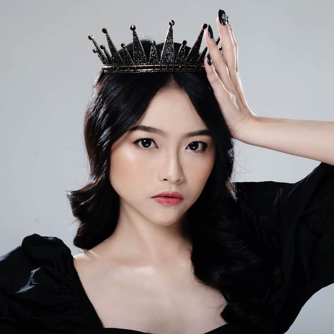ロナ・アングラエニのインスタグラム：「And one day she discovered that she was fierce, and strong, and full of fire, and that not even she could hold herself back because her passion burned brighter than her fears. -Mark Anthony-」