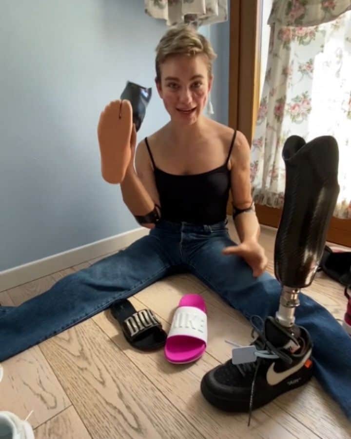ベアトリーチェ・ヴィオのインスタグラム：「Facciamo ordine nel guardaroba prima di andare a far visita ai congiunti? Facile con le nuove caviglie regolabili... 😄👟👠 Voi quale scarpe mi consigliate? @ossur」