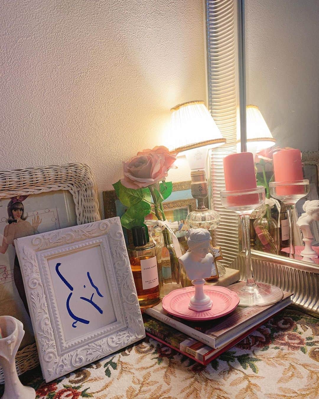 Naomiのインスタグラム：「🌹💡 #stayhome #interior #vintage #art」