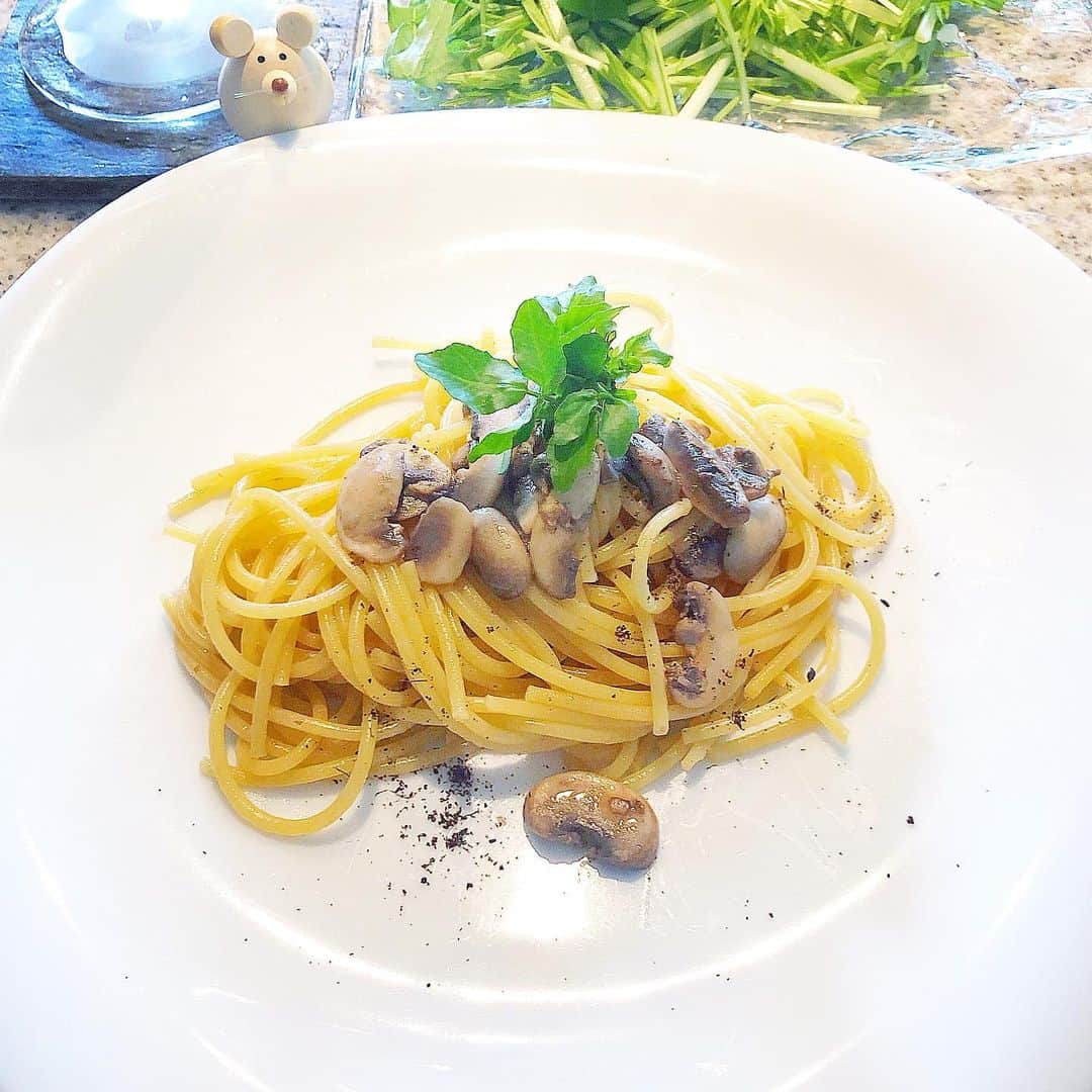 榊山敬代のインスタグラム：「🍄🍝… ・ きょうは1週間ぶりの 外出と買い出しの巻  雨が降っていた午前では 人通り少ないチャンスで 急いでお買い物済ませて 急いでランチの制作して 依頼のデータこしらえて 急ぎのデータこしらえて  結局きょうものんびりできずに あっという間に一日おわるの巻  画像はきょうのランチパスタにて マッシュルームがお買い得でした のでたっぷり刻んで和風テイスト にまろやかに仕上げて黒七味にて 香り豊かなピリピリ感で美味なり  #また食べたい ・ ・ 明日こそは休みたいな…🙄… ・ ・ #おうち時間 たのしみ週間 #おうち大好き #stayhome ・ ・ ・ ・ ・ ・  #おうちランチ #週末ランチ #おうち時間 #ランチ #lunch #おうちごはん #food #イタリアン #パスタ #パスタランチ#休日ランチ #🍝 #pasta #和風パスタ #きのこ #mushroom #きのこパスタ #mushroompasta #創作料理 #思いつき料理 #artist #cooking #日本画家 の #お料理こんなもん #コロナウイルス #Coronavirus#コロナウイルスが早く終息しますように」