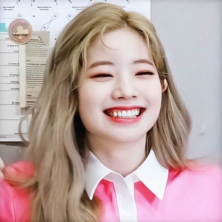 ダヒョンのインスタグラム：「What makes you smile lately? Tell me your source of happiness 😁 ⠀⠀⠀ ⠀  #dahyun #ダヒョン #多賢 #다현 #트와이스 #twice #トゥワイス」