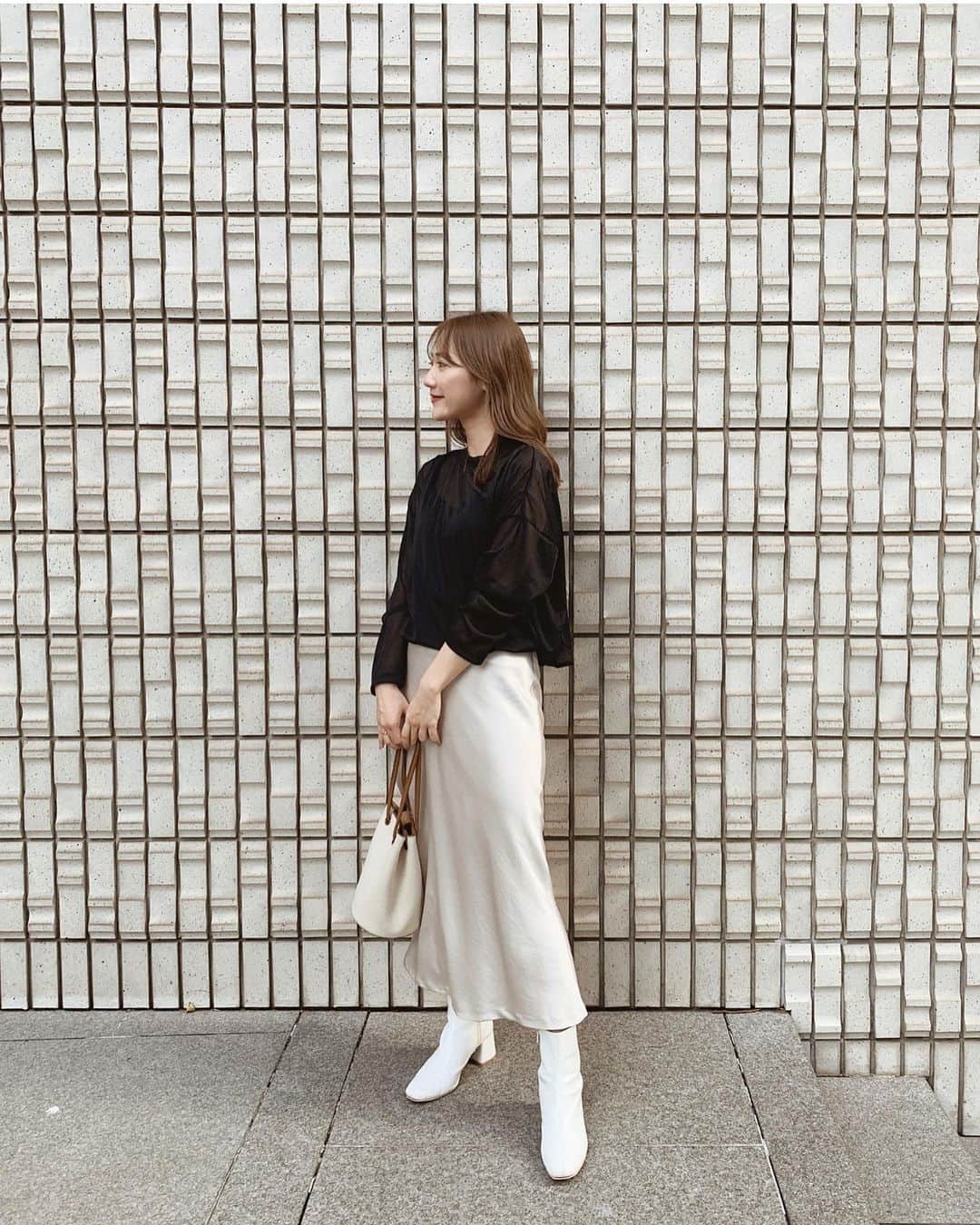 小川陽香のインスタグラム：「また更新空いてしまった☕️ ゆっくりまったりなGW～ ㅤ だいぶ前の載せ忘れコーデをこのタイミングで🧏🏼‍♀️ すけすけが可愛いシースルーのトップス🤍 ブラックにしてみた🦡 ㅤ #ootd #fashion #code #monotone #ファッション #コーデ #シースルートップス #モノトーンコーデ #私服 ㅤ」