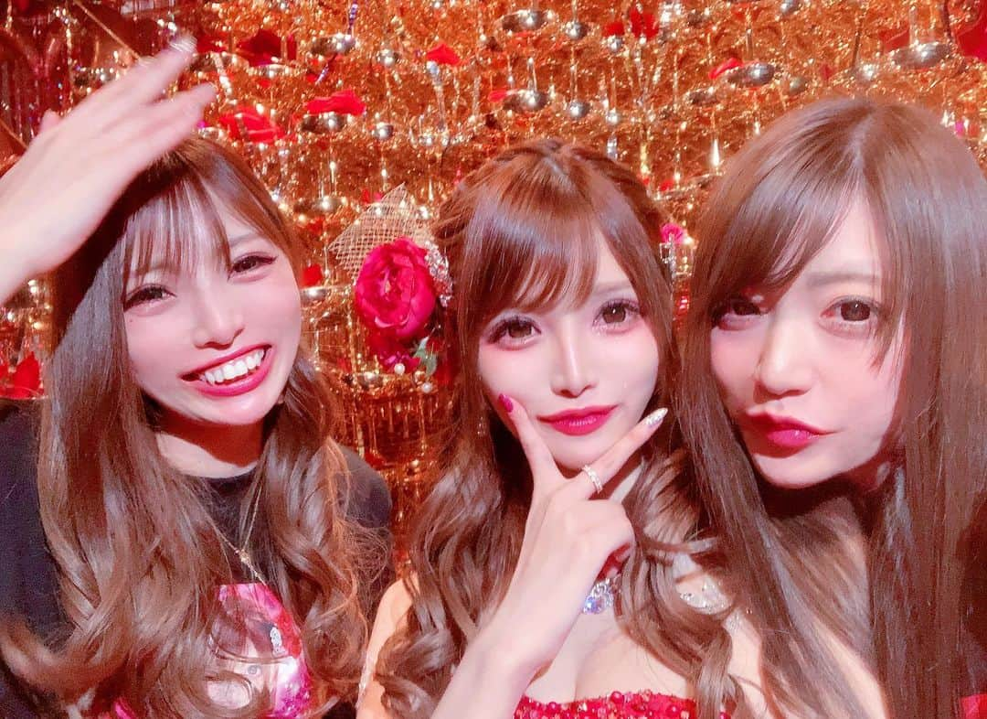 桜咲乃愛さんのインスタグラム写真 - (桜咲乃愛Instagram)「バースデーの投稿最後です🥰💕✨ 本当に楽しかったなぁ😆♥️♥️♥️✨ 終わったあと載せるタイミング見失ってたけど載せるタイミングできて良かった🥰💓💓💓⭐️ 去年もたくさんみんな来てくれてHappyだったけど、今年はコロナの分ももっとたくさんの人と思い出作り出来たらいいなーって思います(*´˘` )♥(´˘`๑)💓💓💓✨ まだ先の話ですが今から来る準備しておいてくださいね(圧)😂💕💕💕✨ コロナだからこそ活気のある投稿を残しておいて良かったなぁと思いました😆♥️♥️♥️⭐️🥂 こんな時こそポジティブに！！！😆💕✨ #バースデー#birthday#ドレス#歌舞伎町#歌舞伎町キャバ嬢 #桜咲乃愛#アルマンド#アルマンドだいすき#アルマンド全色#アルマンド祭り #アルマンドタワー#キラキラ#ギラギラ#活気#birthdayparty#カラードレス#思い出#プレゼント#ありがとう」5月4日 21時57分 - noasama1101