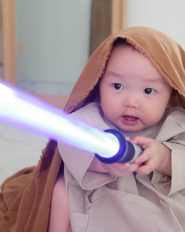 MOMOツインズのインスタグラム：「Battle of the Jedi, who will be the last one standing?  #starwars #parody #maytheforcebewithyou #DIYcostumes #stayhomeproject」