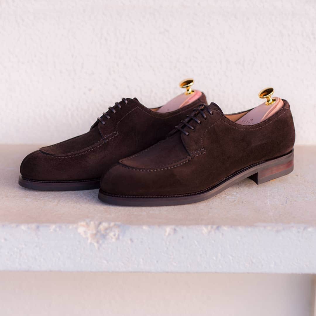 カルミナさんのインスタグラム写真 - (カルミナInstagram)「Introducing the 5 eyelet split toe derby in brown suede. Featuring a Dainite rubber sole and full calf lining.This shoe, just like all the other Carmina's, is carefully manufactured by expert craftsmen who follow the exact same techniques that Charles Goodyear created in 1869.For this style we use Forest last. Forest is Carmina’s oldest and most archetypal. With its classic and timeless design, this last seems to resist the course of time. Rounded toe, regular instep and more room across the forepart. ​ ​#carmina757 #carminashoemaker #carmina #menstyle #norwegianshoes #splittoe #カルミナ  #mensfashion #menswear #mensstyle #dapper #gentleman」5月4日 22時11分 - carminashoemaker