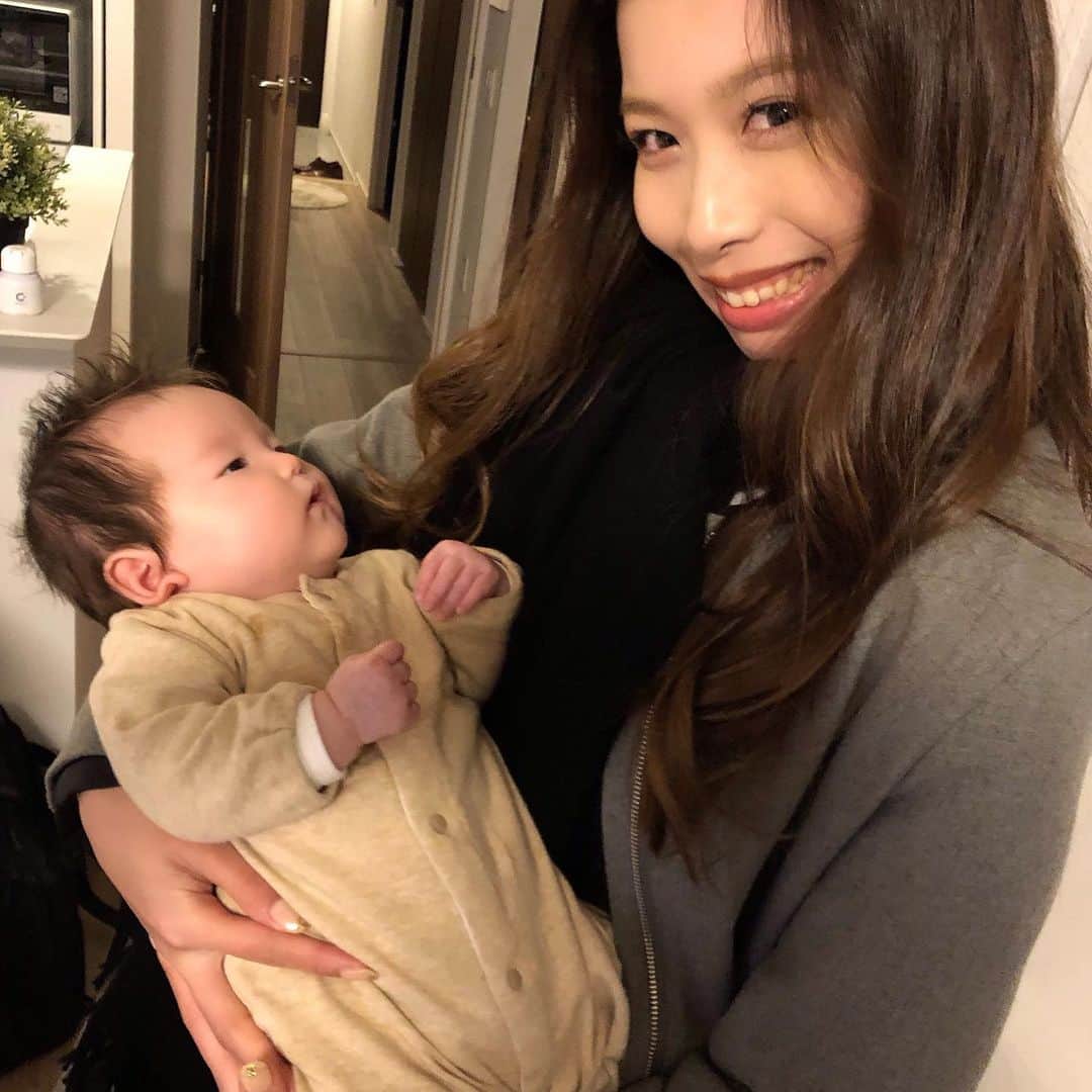 のインスタグラム：「上司の天使ちゃん👼 昔の写真見返してたら友達やら先輩の天使ちゃんたちの写真がたくさんあって癒される🥺🥺🥺 こんなに小さくて、こんなに愛おしい生き物いないよね。笑  はーーーっ コロナ収束したら会いたいひとたくさんっっっ あと1カ月は我慢か👊  平穏な毎日がきたらみんなにすぐに会いにいこう🥰♡ #TB #STAYHOME」
