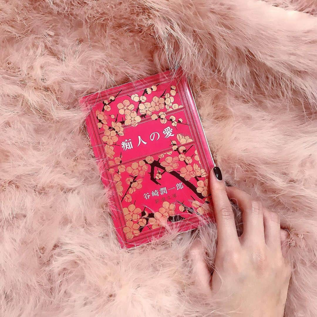 ハナエさんのインスタグラム写真 - (ハナエInstagram)「【7day's book cover challenge, Day4】﻿ 読書文化の普及に貢献する為のチャレンジで、好きな本を1日1冊、7日間投稿。本についての説明は必要なく、表紙画像のみアップ。﻿ ﻿ ﻿ ﻿ 4日目は谷崎潤一郎「痴人の愛」です。﻿ ﻿ ﻿ ﻿ アンカー走っちゃいますが、ご興味ある方はぜひチャレンジしてください。相互フォローでもそうでなくても。その際はわたしからバトン回ってきたよって書いても書かなくても、です♡﻿ ﻿ ﻿ ﻿ #7daysbookcoverchallenge #bookcoverchallenge #bookstagram #7日間ブックカバーチャレンジ ﻿#谷崎潤一郎 #痴人の愛」5月4日 22時26分 - hanae_0227