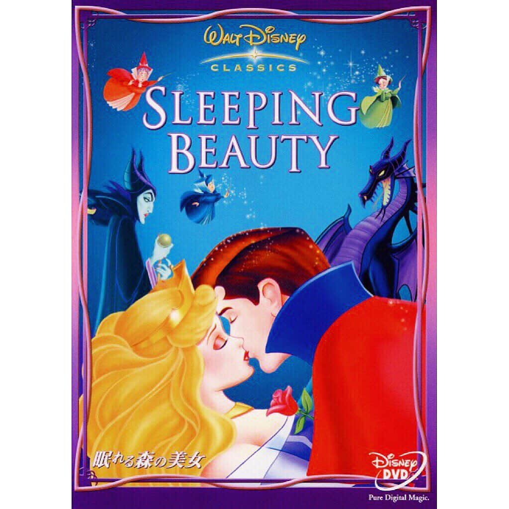 定平佳子さんのインスタグラム写真 - (定平佳子Instagram)「眠れる森の美女 💿  SLEEPING BEAUTY 🏰🌹💕👑💖🎀 、  過去の post で、オーロラ姫 セルフネイル 💅🏻 上げてますくめろん！ 🍈🍈🍈🍈🍈 、  #Disney #ディズニー映画 #Disneygram #SLEEPINGBEAUTY #movie #オーロラ姫 #ディズニープリンセス #PrincessAurora #眠れる森の美女 #オーロラ姫ネイル  #シンデレラ #チャーミング王子  #ディズニーランド #ディズニー  #プリンセス好きな人と繋がりたい 🏰  #映画鑑賞 #一人映画鑑賞」5月4日 22時32分 - yoshiko_doll