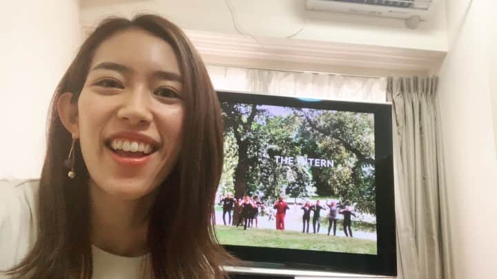 のインスタグラム：「・ #おうちエンタメ  こちらは試作で撮ったもの＾＾ この映画も素敵だったのでぜひ観てみてください☺️ ・ ・ ・ #theintern #マイインターン👠 #映画 #おうち時間 #stayhome #映画鑑賞 #ミシェルエンターテイメント #モデル #伊藤由佳 #テレビ背景 #エンタメ」