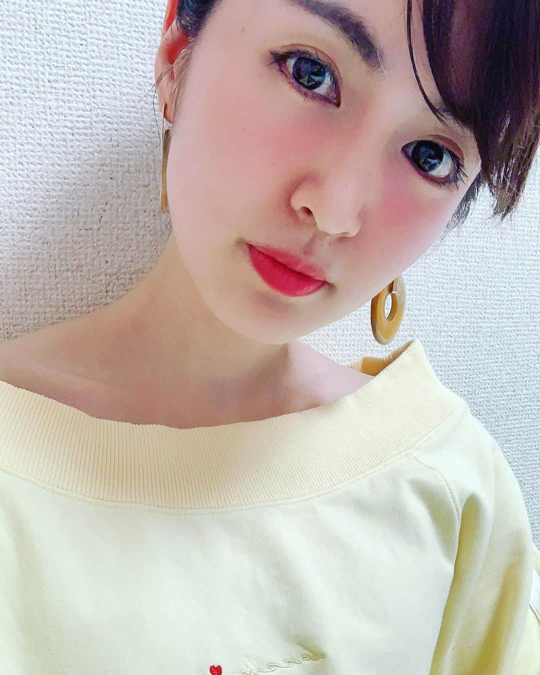 浜田真衣のインスタグラム：「久しぶりのインスタライブ、 来てくれた方々ありがとう♡  短い時間でも話せて楽しかったなぁ😍 みんな、また会おうね☘  #浜田真衣 #monaカフェ #黄色コーデ #japanese #instagood #instalike #instapic #おうち時間」