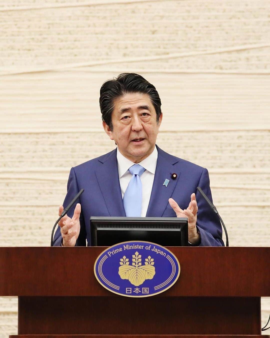 のインスタグラム：「#repost @kantei ・・・ 官邸スタッフです。 本日、安倍総理は緊急事態宣言の延長に伴い、記者会見に臨みました。会見の全文については、写真よりご覧ください。  #新型コロナウイルス感染症  #緊急事態宣言 #stayathome #ThanksHealthHeros @shinzoabe」