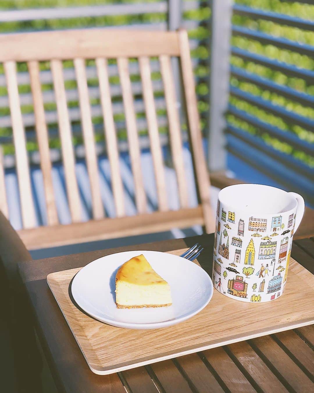 篠田麻里子さんのインスタグラム写真 - (篠田麻里子Instagram)「巷で流行りの #ベランダカフェ　やってみました🙄✊🏻 ニトリの椅子セットベランダに置いて、ちょっとしたcafe気分✌️🙄 お出かけはできないけどお出かけ気分で日向ぼっこ楽しんでます✊🏻 お値段以上です🤔  #すていほーむ #家時間 #お茶の時間」5月4日 22時37分 - shinodamariko3