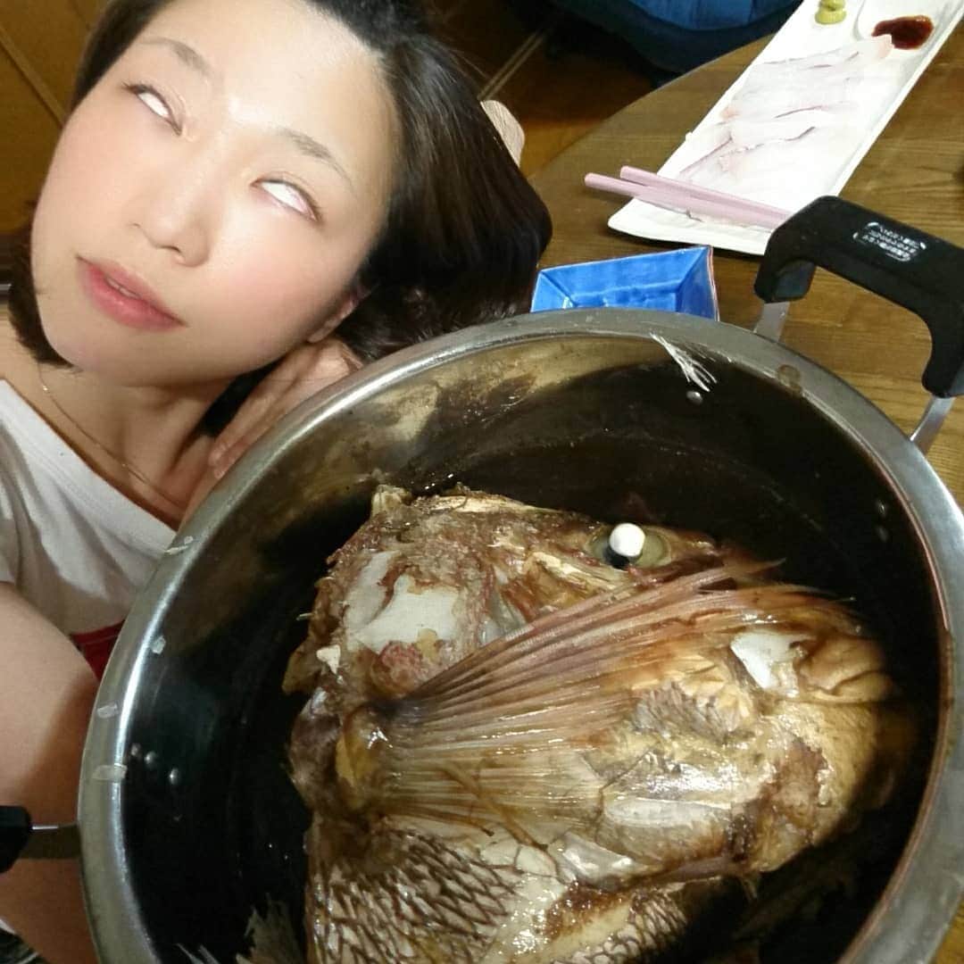黒木優子さんのインスタグラム写真 - (黒木優子Instagram)「!!( ; ﾛ)ﾟ ﾟ鯛でっか!!! いつか私もこんなでっかい鯛を釣りたいなぁ➰Σ(ノд<) …骨までデッカ!!( ; ﾛ)ﾟ ﾟ笑  魚の顔真似✨…ただの白目だなσ(￣∇￣;)笑 #鯛 #顔真似 #白目」5月4日 22時41分 - yuko.kuroki