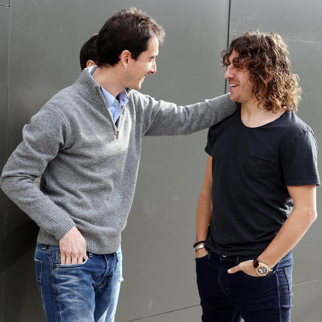 のインスタグラム：「Soci, hoy hace 4 años que nos dejaste, y no pasa ni un día desde entonces que no piense en ti… nos quedaban tantas cosas por vivir.  Sé que he sido muy afortunado por haber conocido y compartido contigo la verdadera amistad, la que se sujeta en el amor incondicional, el respeto, la aceptación y el cariño. Sigues dibujando una sonrisa en mi cuando recuerdo tus atrevidas hazañas, y como te las hacías para salir niquelao en situaciones que cualquier otro hubiese pagado caras consecuencias. Tu humor y tu energía son irremplazables.  P.D: Qué mierda que no sigas aquí con nosotros.  Te quiero, soci. ❤️」
