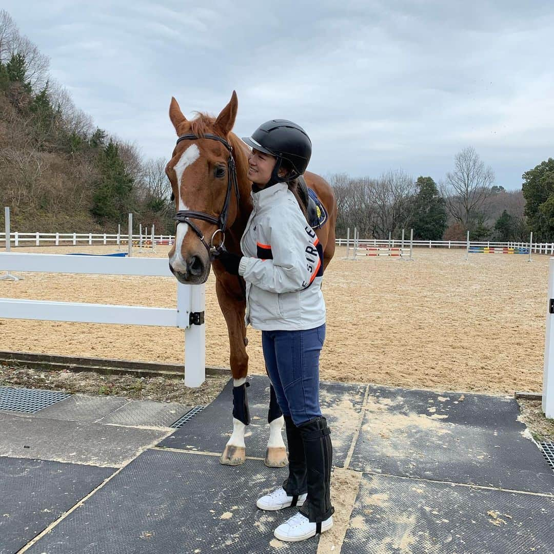 森田遥さんのインスタグラム写真 - (森田遥Instagram)「今年オフの時の乗馬🐴 やっぱり競馬も好きやけど乗ったり触れ合ったりする方が好きかなぁ。でも一線で戦ってる子はカッコええなぁ。でも見るより乗りたいなぁ。でも競走馬にいつか乗ってみたいなぁ。無理かぁ。🦄 #要するに最高  #お馬さん最高 #走るときだけ馬になりたい #ritmo #ライディングクラブ  #リトモ #いつも優しく教えてくださりありがとうございます #🤎」5月4日 23時01分 - moritaharuka5588