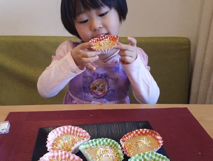 才賀紀左衛門さんのインスタグラム写真 - (才賀紀左衛門Instagram)「帰ってご飯食べ一緒に寝落ちしていた💦 帰ってきて娘がオカンと一緒にお菓子を作っていてホンマに美味しかった🥰💕💕 娘も明日で5歳🥰 色々思い出すな❤️❤️ ブログに娘に対する思いを書いたのでよかったら読んでね〜😄👌 #育児日記 #幸せな時間 #家族 #幸せ #子育てパパ #シンパパ #シンママ #子育てグラム #食育 #遊び #健康 #お手伝い #料理 #ハッピー #おうち時間 #子育て日記 #子育てパパ #子育てママ #子どものいる暮らし #子どものいる生活 #子供との時間 #レシピ #食事 #大切 #大切な家族 #幸せをありがとう #育児あるある #子育て奮闘中 #お菓子作り #お菓子 #カップケーキ」5月4日 23時01分 - kizaemon0213