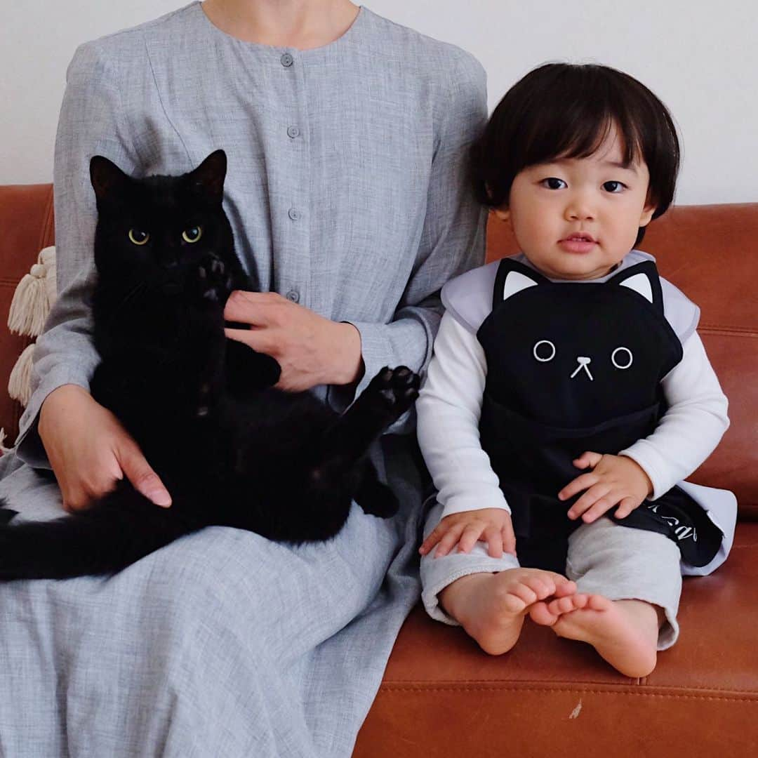 ギネス & ピムスさんのインスタグラム写真 - (ギネス & ピムスInstagram)「04/05/2020 Happy Monday! ・ Nagi says, I’ve got a black cat apron on with my name on it! Here I am for a special photo with my favourite brothers. Have a great week everyone! #stayhome ・ ・ 名前入りの黒猫エプロンを付けて ご機嫌な凪ねこ。 ギネピム兄さんと記念撮影。 近くに兄たちが来ると すぐに抱きつこうとする。（⑤⑥⑦） ちなみに④は王子に いないいないばあをしているところです。笑 王子無反応でしたけど🤣 このエプロンを付けると まるで黒猫を抱っこしているように見えて可愛い！！ 凪ねこも猫柄好きなので 喜んでます。笑 @aboo.tokyo さんのものです。 オンラインで名入れ刺繍が可能です。 送料無料なので 猫好きなお子様へ是非♬ それでは 今週もよろしくお願いします。 ・ ・ #abooおなまえエプロン　 #ギネスくん　 #ピムスくん #ギネピムと凪くん  #1yearold #1歳 #1歳5ヶ月 #17monthsold #babyboy #男の子ベビー #赤ちゃんのいる生活 #赤ちゃんのいる暮らし #赤ちゃんと猫 #猫と赤ちゃん#おうち時間」5月4日 23時09分 - rina_takei