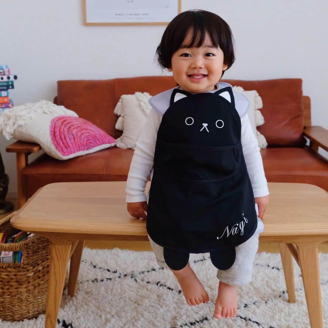 ギネス & ピムスさんのインスタグラム写真 - (ギネス & ピムスInstagram)「04/05/2020 Happy Monday! ・ Nagi says, I’ve got a black cat apron on with my name on it! Here I am for a special photo with my favourite brothers. Have a great week everyone! #stayhome ・ ・ 名前入りの黒猫エプロンを付けて ご機嫌な凪ねこ。 ギネピム兄さんと記念撮影。 近くに兄たちが来ると すぐに抱きつこうとする。（⑤⑥⑦） ちなみに④は王子に いないいないばあをしているところです。笑 王子無反応でしたけど🤣 このエプロンを付けると まるで黒猫を抱っこしているように見えて可愛い！！ 凪ねこも猫柄好きなので 喜んでます。笑 @aboo.tokyo さんのものです。 オンラインで名入れ刺繍が可能です。 送料無料なので 猫好きなお子様へ是非♬ それでは 今週もよろしくお願いします。 ・ ・ #abooおなまえエプロン　 #ギネスくん　 #ピムスくん #ギネピムと凪くん  #1yearold #1歳 #1歳5ヶ月 #17monthsold #babyboy #男の子ベビー #赤ちゃんのいる生活 #赤ちゃんのいる暮らし #赤ちゃんと猫 #猫と赤ちゃん#おうち時間」5月4日 23時09分 - rina_takei