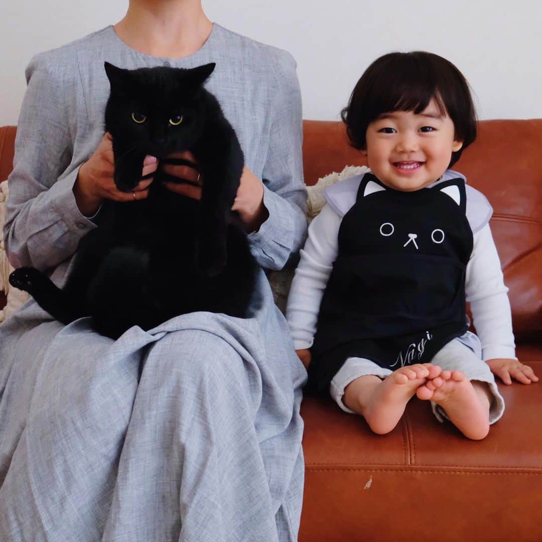 ギネス & ピムスさんのインスタグラム写真 - (ギネス & ピムスInstagram)「04/05/2020 Happy Monday! ・ Nagi says, I’ve got a black cat apron on with my name on it! Here I am for a special photo with my favourite brothers. Have a great week everyone! #stayhome ・ ・ 名前入りの黒猫エプロンを付けて ご機嫌な凪ねこ。 ギネピム兄さんと記念撮影。 近くに兄たちが来ると すぐに抱きつこうとする。（⑤⑥⑦） ちなみに④は王子に いないいないばあをしているところです。笑 王子無反応でしたけど🤣 このエプロンを付けると まるで黒猫を抱っこしているように見えて可愛い！！ 凪ねこも猫柄好きなので 喜んでます。笑 @aboo.tokyo さんのものです。 オンラインで名入れ刺繍が可能です。 送料無料なので 猫好きなお子様へ是非♬ それでは 今週もよろしくお願いします。 ・ ・ #abooおなまえエプロン　 #ギネスくん　 #ピムスくん #ギネピムと凪くん  #1yearold #1歳 #1歳5ヶ月 #17monthsold #babyboy #男の子ベビー #赤ちゃんのいる生活 #赤ちゃんのいる暮らし #赤ちゃんと猫 #猫と赤ちゃん#おうち時間」5月4日 23時09分 - rina_takei