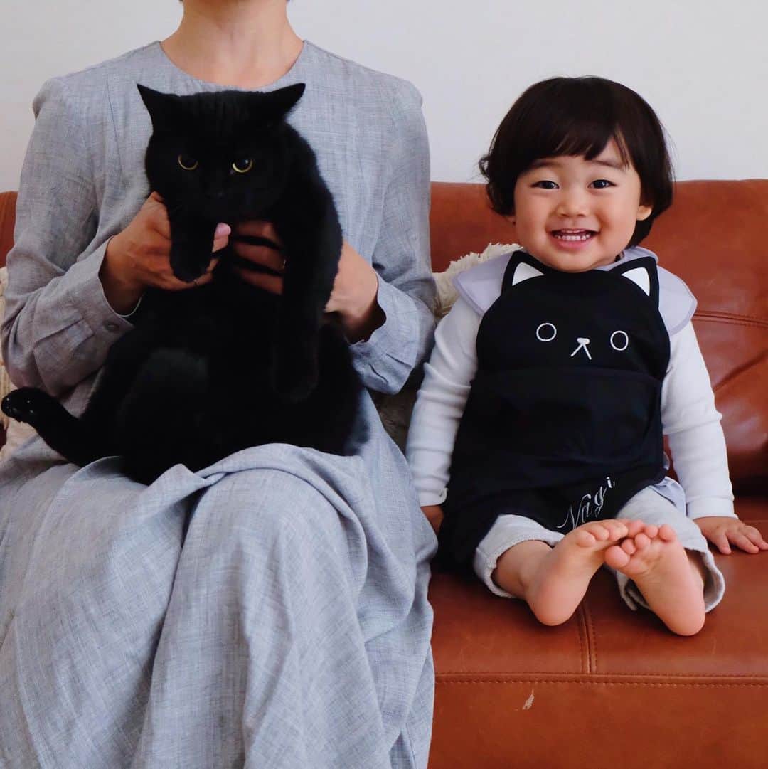 ギネス & ピムスのインスタグラム：「04/05/2020 Happy Monday! ・ Nagi says, I’ve got a black cat apron on with my name on it! Here I am for a special photo with my favourite brothers. Have a great week everyone! #stayhome ・ ・ 名前入りの黒猫エプロンを付けて ご機嫌な凪ねこ。 ギネピム兄さんと記念撮影。 近くに兄たちが来ると すぐに抱きつこうとする。（⑤⑥⑦） ちなみに④は王子に いないいないばあをしているところです。笑 王子無反応でしたけど🤣 このエプロンを付けると まるで黒猫を抱っこしているように見えて可愛い！！ 凪ねこも猫柄好きなので 喜んでます。笑 @aboo.tokyo さんのものです。 オンラインで名入れ刺繍が可能です。 送料無料なので 猫好きなお子様へ是非♬ それでは 今週もよろしくお願いします。 ・ ・ #abooおなまえエプロン　 #ギネスくん　 #ピムスくん #ギネピムと凪くん  #1yearold #1歳 #1歳5ヶ月 #17monthsold #babyboy #男の子ベビー #赤ちゃんのいる生活 #赤ちゃんのいる暮らし #赤ちゃんと猫 #猫と赤ちゃん#おうち時間」