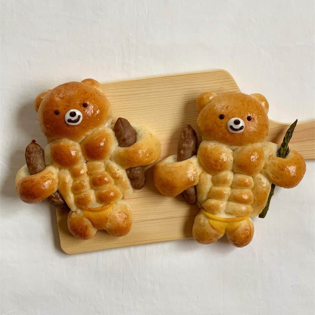 Ranさんのインスタグラム写真 - (RanInstagram)「. . . #konelのくまパン  #筋肉ムキムキくま . . 1つ前の投稿の筋肉ムキムキ抱っこくまさんへ、 沢山のLikeとコメントをありがとうございます♡ こんなに沢山の方々に楽しんで頂けるなんてびっくりでした😍 . picは、ボディビルの大会仕様のくまさん♩ 体にテカリをつけて、パンツもはきました😚 . . . Muscle teddy bear bread 🐻💪✨ Thank you for many likes and comments♡ . . . #bread #muscle #musclebuilding #musclegirls #homemade #baker #breadmaking #kawaiifood #breakfast #bodybuilding #bodymake #手作りパン #teddybear #パン作り #ソーセージパン #マッスル #ボディビルディング #ボディビルダー #筋肉 #筋肉男子 #筋肉飯 #ボディビル #筋肉好き #ちぎりパン #抱っこくまパン#筋肉くまパン #konel #コロナに負けるな」5月4日 23時17分 - konel_bread