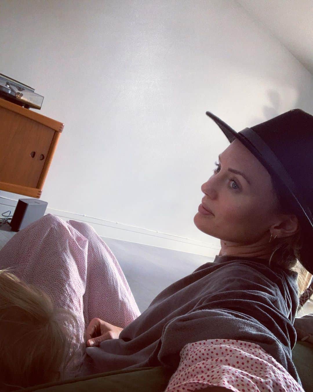 ローラ・ハドックのインスタグラム：「Got my cowboy hat on must be time for a cuppa tea and Toy Story..」