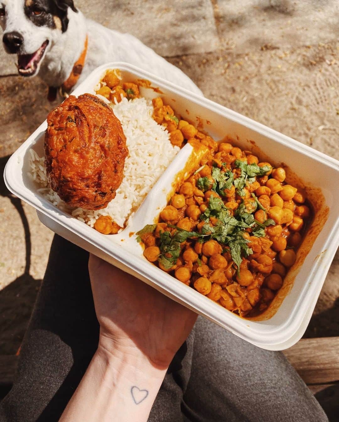 STIL IN BERLINのインスタグラム：「Thinking of this deliciously spicy @mamashabz chickpea curry and pakora in the sun and of the possibility of restaurants opening for table service again by the end of this month. How are you feeling about this? Are you ready to dine in again? Or are concerns about possible infections going to keep you from taking a seat? We need to be realistic though, for one, if restaurants are required to reduce their seats to allow distance, it'll be tough to make the needed revenue, for many smaller places it'll be impossible. And even though distancing will be available to guests, what about the workers in the kitchens?」