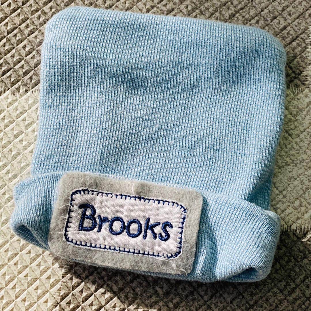 メリッサ・ラウシュのインスタグラム：「I am incredibly thankful and overjoyed to announce the birth of our son, Brooks Rauch, who we just welcomed into the world and directly into our hearts. His arrival was made possible, in no small part, by the front line heroes - the nurses and doctors who show up each day to make sure that life keeps marching forward, regardless of the circumstances. Words can't describe how grateful I am to have this baby boy join our family, but to say that it is a surreal time to be bringing life into the world is an understatement. Given that, I wanted to share some thoughts with other expectant mothers or “Pandemamamas” - as I like to call us - who are navigating these uncharted waters. Please go to the link in my bio to check out the essay I wrote on the subject for Glamour. As I've previously shared, I am no stranger to loss on the road to motherhood - so to those dealing with infertility or grieving a loss, please know you are in my heart and I’m sending you so much love. ♥️」