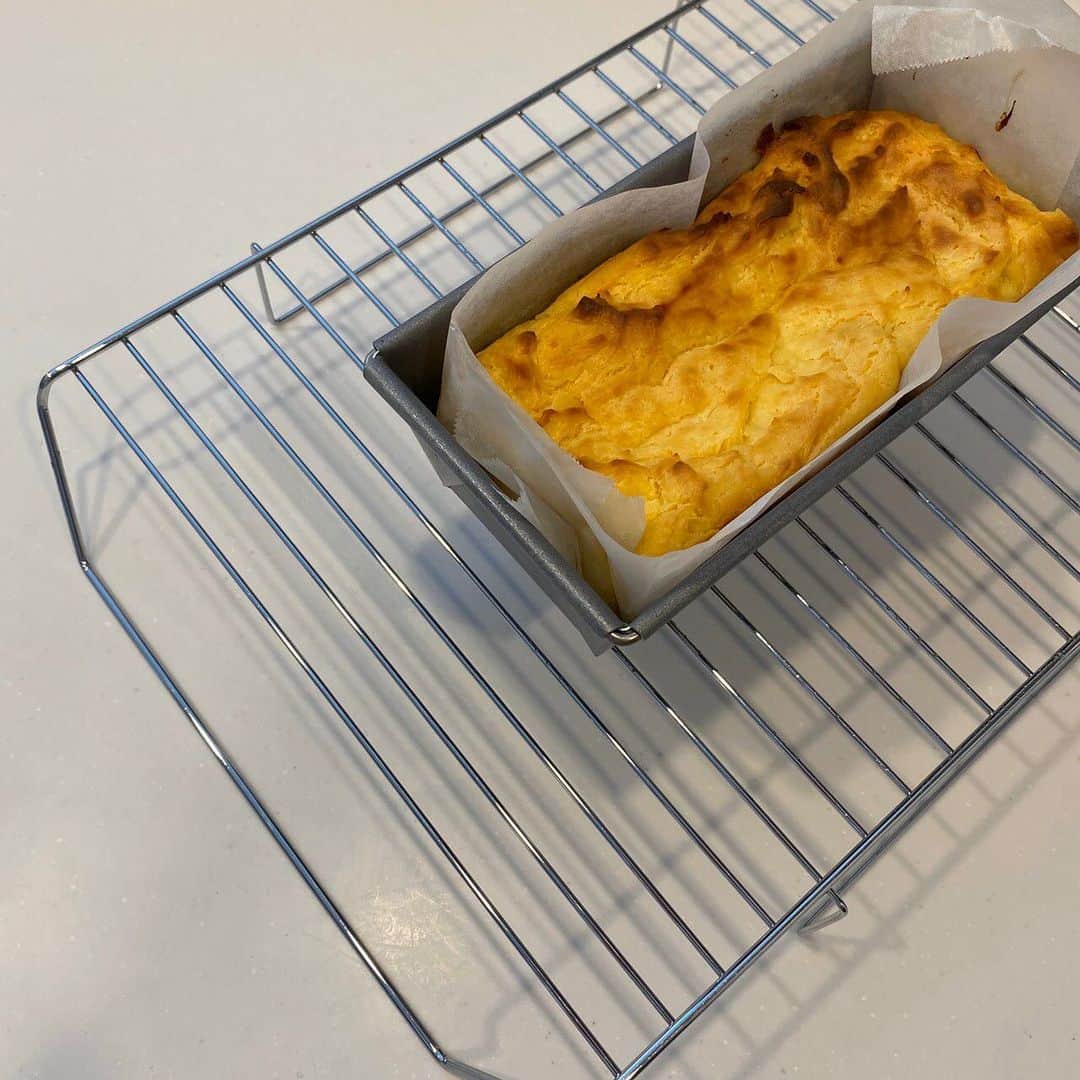 前寛之のインスタグラム：「遅くなってしまいましたが。。 先日のインスタLiveで作ってた"cheese cake"です！ これ僕はめちゃ美味しいと思うのでぜひ^ ^  レシピは奥さんの @___mae.kitchen で再度更新するみたいなので見てみてください🙋🏻‍♂️」