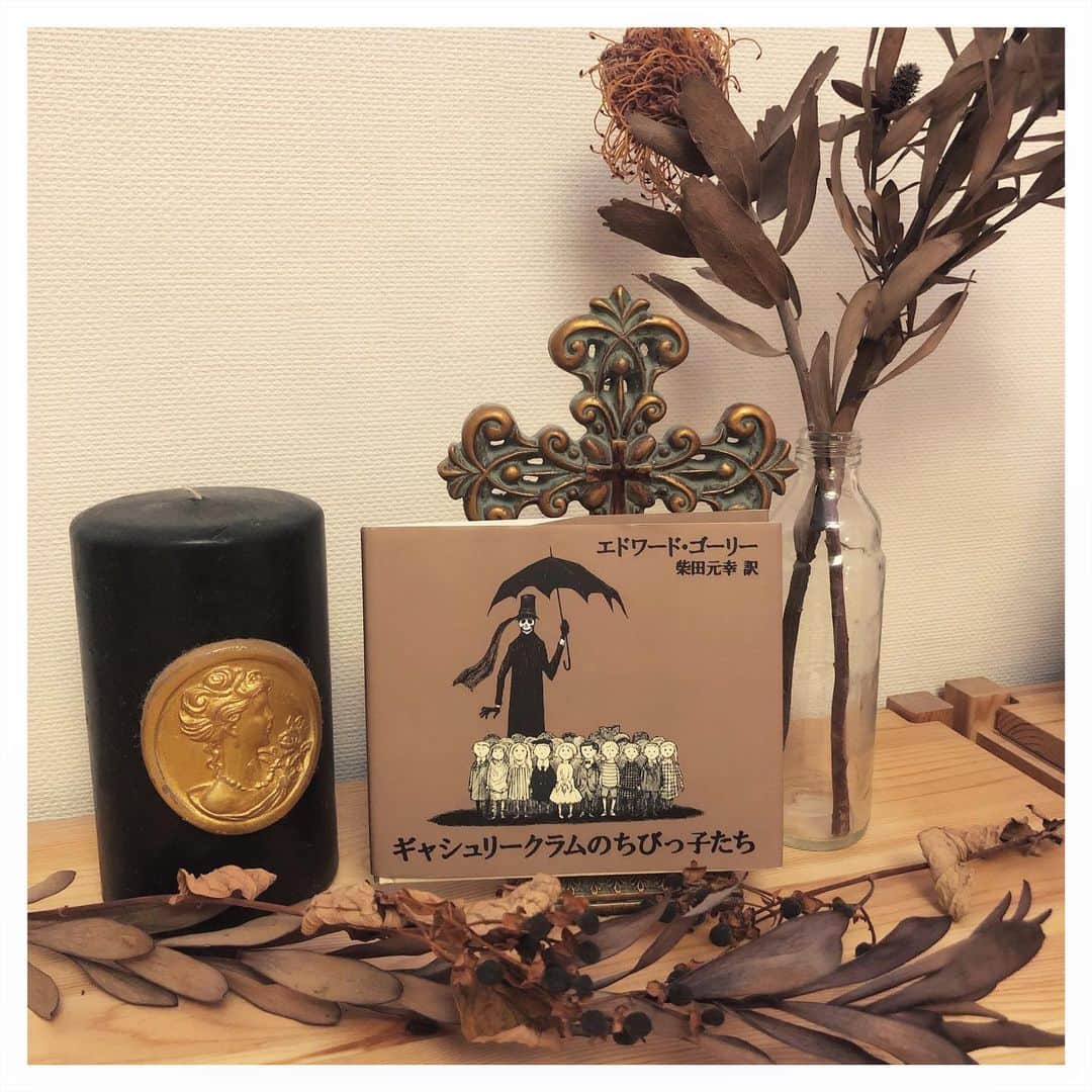 石橋穂乃香のインスタグラム：「📚 #7daysbookcoverchallenge  #bookcoverchallenge  ２日目は、 "ギャシュリークラムのちびっ子たち" byエドワード・ゴーリー  ある日突然この本の虜になり、その時新潟で展覧会がやってたからその為だけに一人旅をしたのも良い思い出！ (その後、近場の練馬で開催されるのを知って、やれやれってなりました☺️) . . "The Gashlycrumb Tinies" by Edward Gorey.  I really like his worldview. The exhibition of him that I went, was totally amazing.  何年か前に素敵な写真集をくれた、@abe_yusuke の本棚の中身が見てみたい。お時間あれば🙏⭐️」