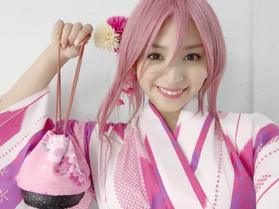 杉ありささんのインスタグラム写真 - (杉ありさInstagram)「🌸🌸🌸May 4th. Happy Happy Birthday!! 桃井さつきちゃん💗 . もちろん忘れていません！ 毎年勝手にもう一つの自分のお誕生日の様な気分で迎えています🙊💓 女優というお仕事の中で、今まで様々な役を演じさせて頂いてきました。 どの役ももちろん思い入れや想い出がありますが、私が漫画・アニメのキャラクターを舞台で演じさせて頂いたのは桃井ちゃんが初めてです。 そして最後だと思います。 4年間という期間同じ役を演じさせて頂いたのも、きっと最初で最後。 なんて素晴らしい経験をさせてもらえたのだろうと、改めて感謝の気持ちでいっぱいです。 元々のキャラクターを創り込むことはもちろん、私がそのお役目を頂いたという責任感と、私が演じるからには私らしい桃井ちゃんをお届けしたいと熱い想いを持ちながら、でも手探りで始まった初演。 毎年演じさせて頂く度に、いつの間にか桃井ちゃんが私の一部になっていました。 そしてそんな存在に、時に支えられ、勇気をもらい、沢山笑顔になりました。 舞台黒子のバスケをきっかけに出逢って今も応援して下さっている皆様、受け入れ、愛を下さりありがとうございます💓 今は大変な毎日ですが、stayhomeの時間を使って、ぜひ漫画・アニメ・舞台の黒子のバスケを観て頂きたい！ どれも最高に面白いです！✨ なんて、この投稿をきっかけに、また興味を持って下さる方がいたら嬉しいし、今までもこれからも沢山の方に愛される作品、そして桃井さつきちゃんでありますように…と思います🌈✨ . これからも沢山の方に勇気や希望や笑顔をお届け出来ますように😊💗 #ありがとう桃井ちゃん #舞台#黒子のバスケ #桃井さつき #桃井さつき生誕祭  #杉ありさ」5月4日 23時29分 - itsmeariiisa