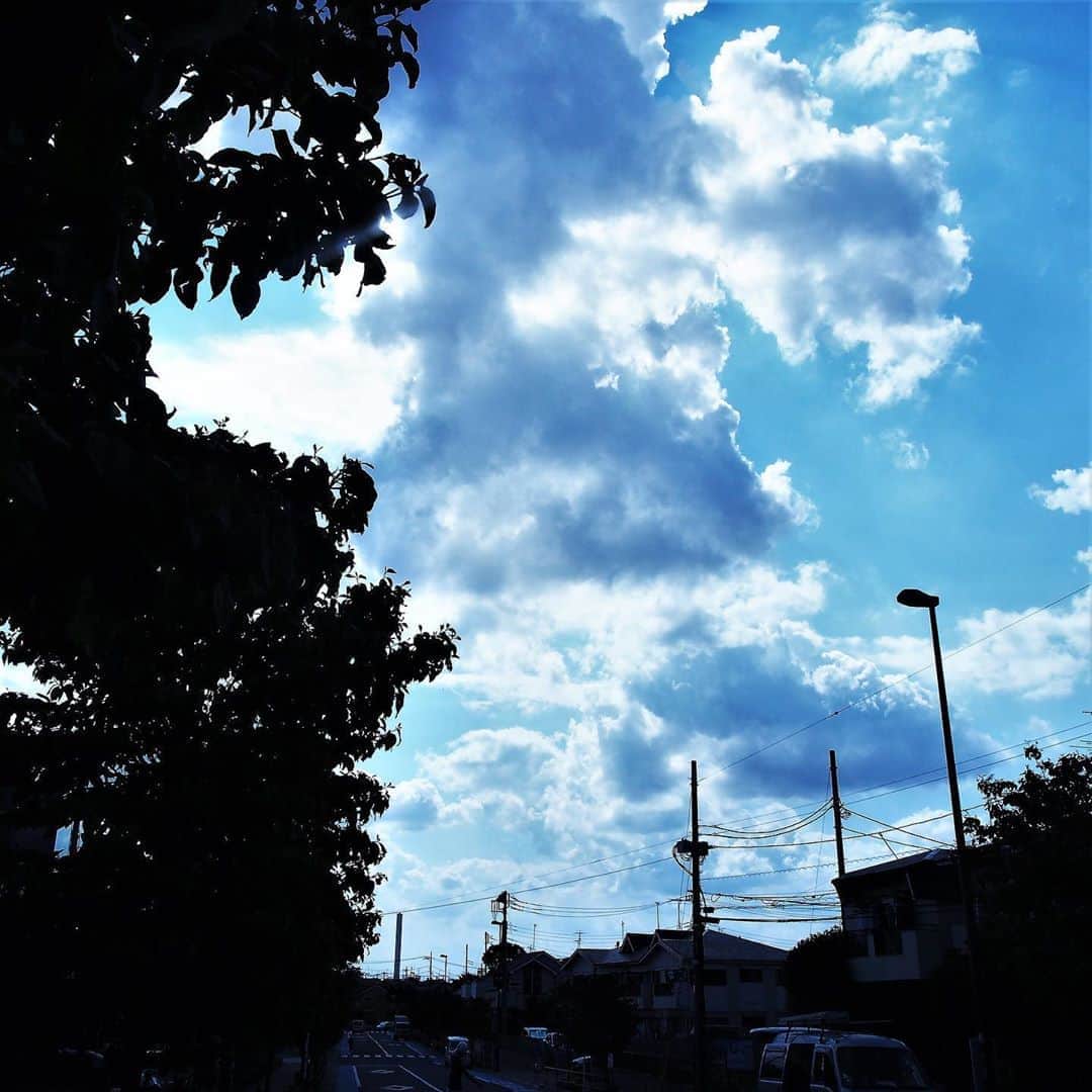 坂崎幸之助さんのインスタグラム写真 - (坂崎幸之助Instagram)「あれ？何か間違えちゃった😅 改めて、雲シリーズその1です😆 これも今までに撮りためた写真です😋 焦ったぁ💦  #雲 #空写真 #風景 #青空 #ricohGX200 #OLYMPUSPEN #sigmasd1merrill  #こんな時期に人のために仕事をして下さってる皆様に感謝」5月4日 23時29分 - kohnosukesakazaki