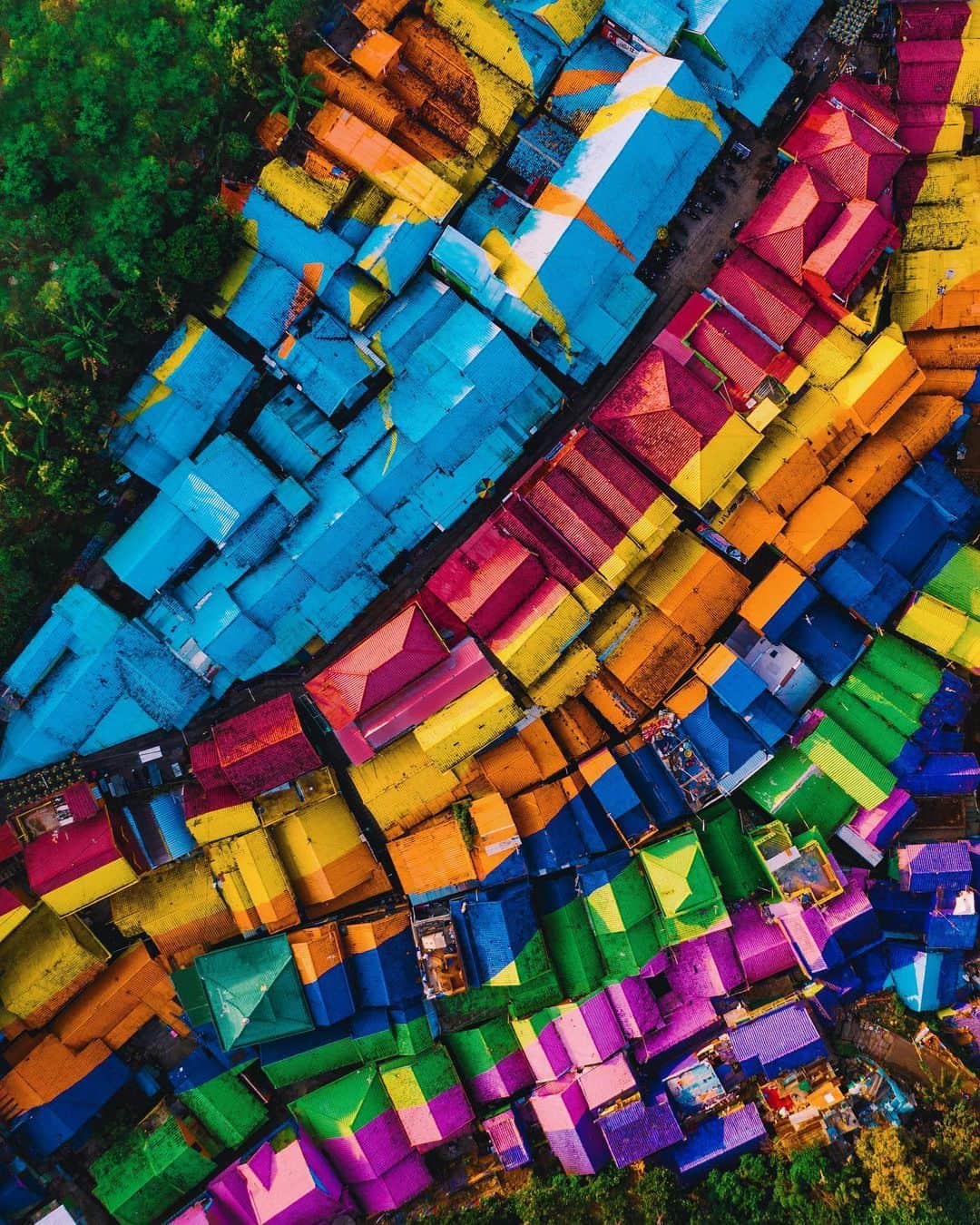 リリー＝ローズ・メロディのインスタグラム：「Colorful Jodipan 🌈 // This rainbow village used to be a slum area in Malang, on verge of eviction. The living conditions were so bad that the gouvernement wanted to relocate it’s residents. That’s when a group of students came up with the idea to give the whole area a fresh look full of bright colors to attract tourists, which worked 🙌🏻 To enter this happy place you’d have to pay a small fee, which goes to the lovely locals 💛 I highly recommend you to stop there when exploring Java. This place will make you happy! Cause it’s all about the colors right ?!🙌🏻🌈 ( can you spot the rainbom umbrella?!👀) #fromwhereidrone #lilyinjava」