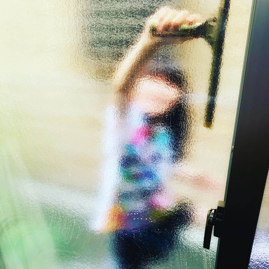 名塚佳織さんのインスタグラム写真 - (名塚佳織Instagram)「‪(∩˶ˊ ᗜˋ˵∩)‬ 今日は娘にw 窓掃除をしてもらいましたw 子供は案外 こーゆーのも楽しんでくれるから 助かるよねw #おうちじかん #窓掃除  窓が綺麗だと お家がキラキラして見える♡」5月4日 23時30分 - nazuka_kaori424