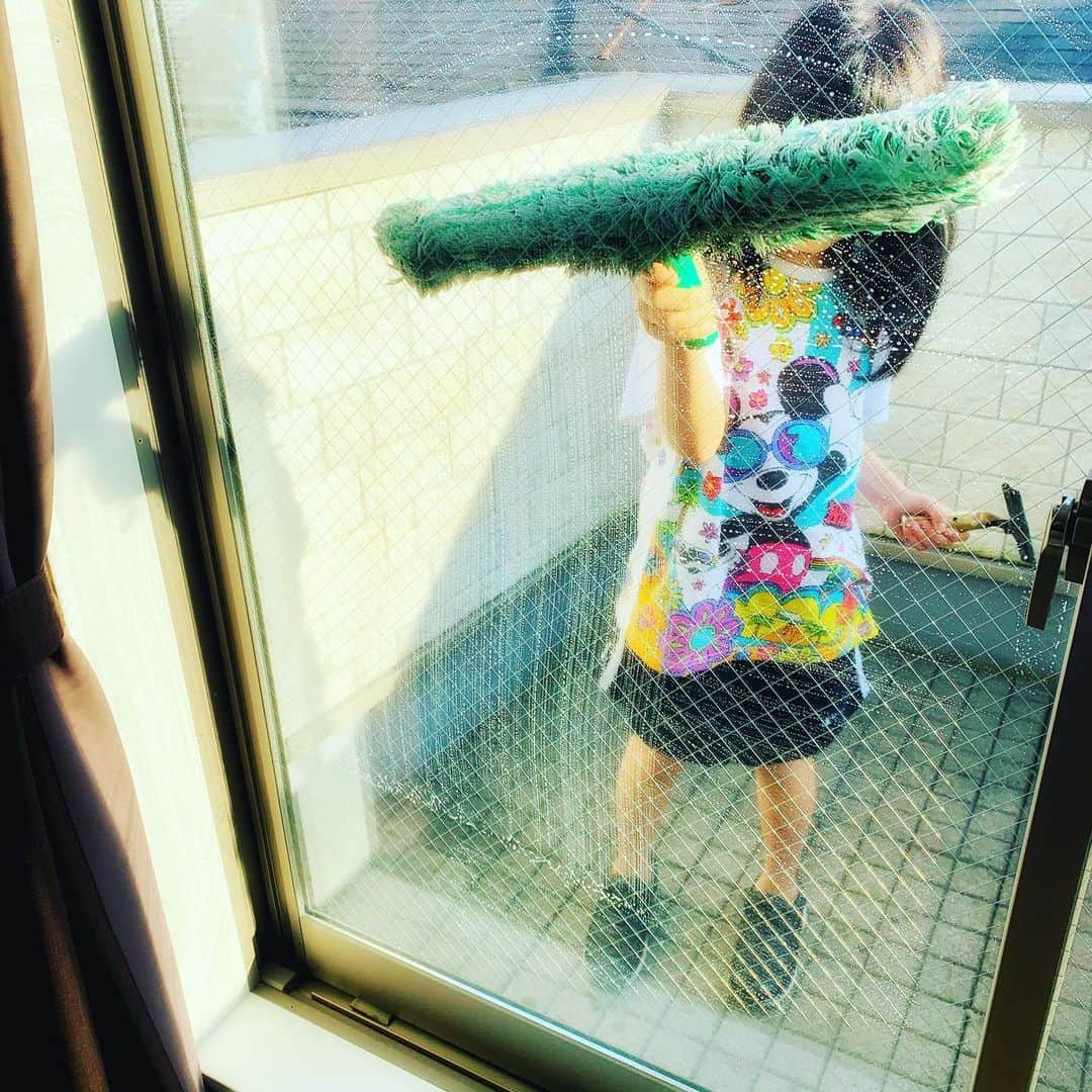 名塚佳織さんのインスタグラム写真 - (名塚佳織Instagram)「‪(∩˶ˊ ᗜˋ˵∩)‬ 今日は娘にw 窓掃除をしてもらいましたw 子供は案外 こーゆーのも楽しんでくれるから 助かるよねw #おうちじかん #窓掃除  窓が綺麗だと お家がキラキラして見える♡」5月4日 23時30分 - nazuka_kaori424