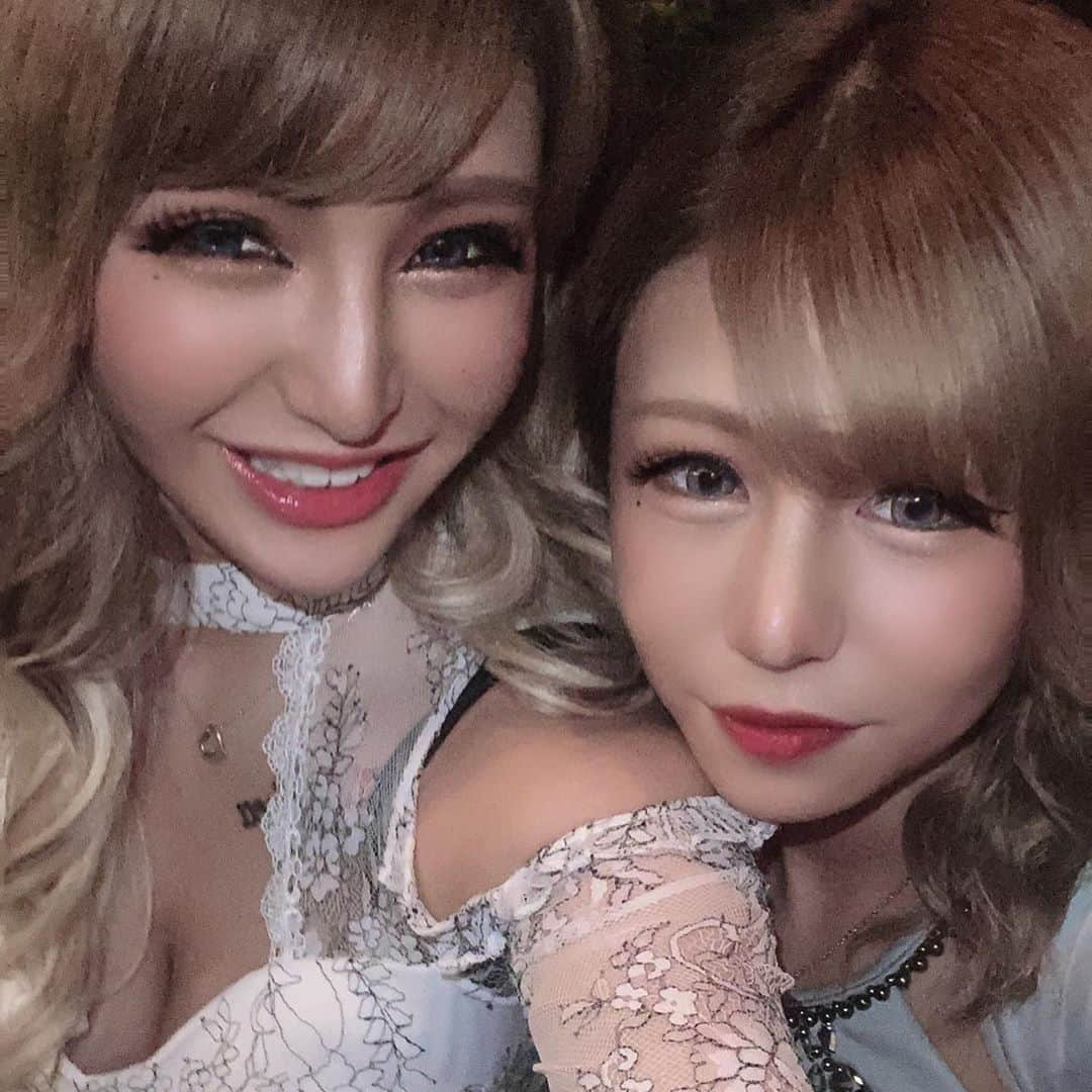 りこぴさんのインスタグラム写真 - (りこぴInstagram)「すーちゃんと全く同じ投稿してみた。の巻😂😂😂😂✌🏾️ ライブ来てくれてどぉもありがとう🎶💞 #仙台 #キャバクラ #キャバ嬢 #国分町 #ギャル #黒ギャル #浜崎あゆみ #になりたい #お年頃 #的なやつ #生まれた瞬間から #反抗期 #え #なにそれ #大丈夫そ？」5月4日 23時31分 - ashiyan8303