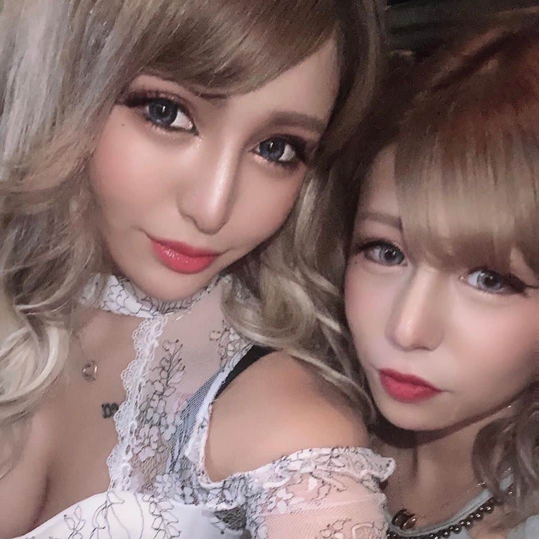 りこぴのインスタグラム：「すーちゃんと全く同じ投稿してみた。の巻😂😂😂😂✌🏾️ ライブ来てくれてどぉもありがとう🎶💞 #仙台 #キャバクラ #キャバ嬢 #国分町 #ギャル #黒ギャル #浜崎あゆみ #になりたい #お年頃 #的なやつ #生まれた瞬間から #反抗期 #え #なにそれ #大丈夫そ？」