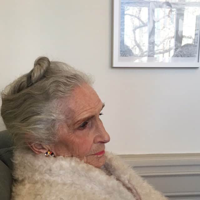 ダフネ・セルフのインスタグラム：「In deep contemplation waiting for lockdown to end. 🕰」