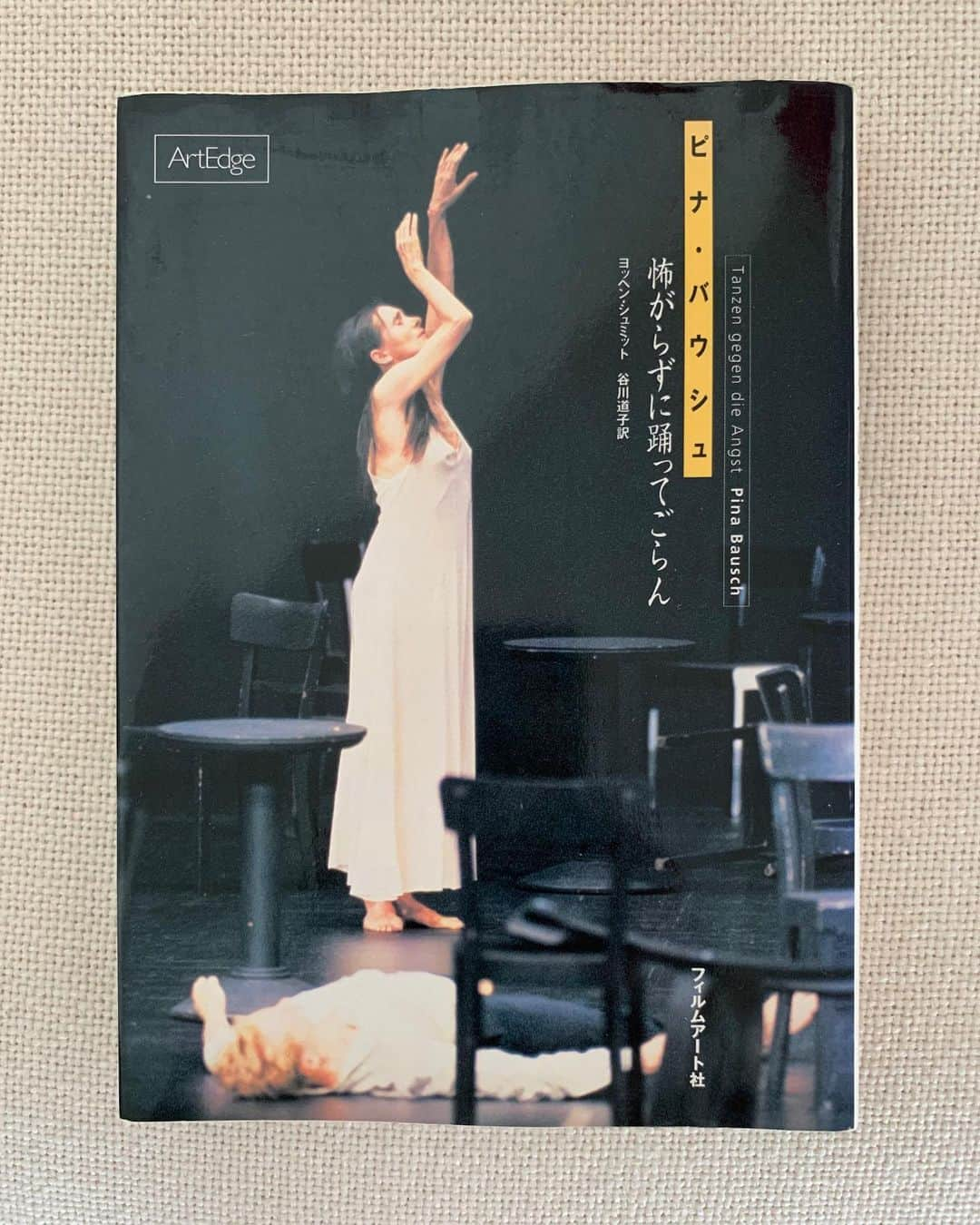 夏木マリさんのインスタグラム写真 - (夏木マリInstagram)「【Book Cover Challenge】 　@Kojirikentaさんに繋ぎます 📚  Day 6  #bookcoverchallenge #PinaBausch 🇩🇪 #小尻健太 @KojiriKenta #contemporarydance #dancer #choreographer #creator #夏木マリ #natsukirock @mari_natsuki」5月4日 23時40分 - mari_natsuki