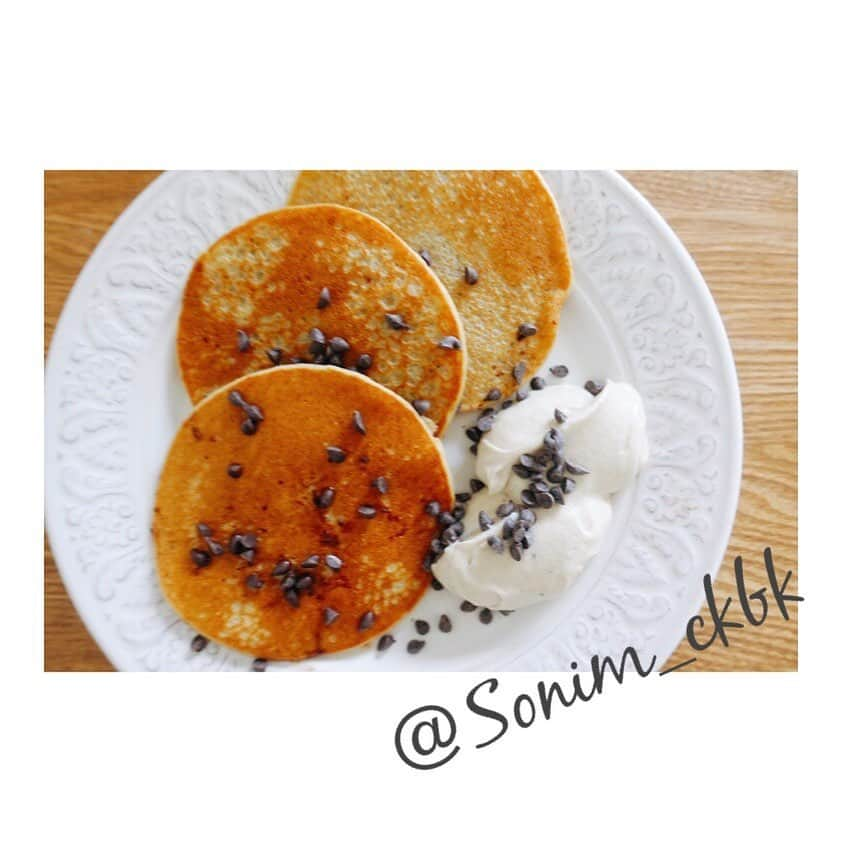 ソニン クッキングのインスタグラム：「. お料理ランシリーズ😋 . #SonimBaking 🥞Gluten-free oat pancakes🍫 ◉ripe Banana ◉Oatmeal ◉Almond flour ◉Coconut oil ◉Soy milk ◉Baking powder ◉Salt ◉Maple syrup ◉Chocolate chips ◉Homemade Cashew cream . グルテンフリー始めてもう少しで一カ月。やり始めた頃に作った、久しぶりのグルテンフリーパンケーキ。美味しかったよ。充分。最近グルテンフリー粉のオリジナルブレンドを開発しようとしている。 . ソニンオフィシャルYouTubeが再稼働しました‼️ お料理動画もやっていく予定ですので、ぜひチャンネル登録してください✨(実はもう料理動画撮ってます🙊) プロフィールにリンク載せてます🔗 . I got re-started my Youtube channel and will release Cooking&Baking movie as well. So please subscribe!🤗Thanks!!(Link on bio)▶️SonimOfficialTube▶️ . #StayHome #HomeBaking #BakingAtHome #GlutenFree #GlutenFreeVegan #GlutenFreePancakes #GlutenFreeBaking #おうち時間　#うちで過ごそう　#パンケーキ　#グルテンフリー　#グルテンフリーパンケーキ　#グルテンフリーヴィーガン」