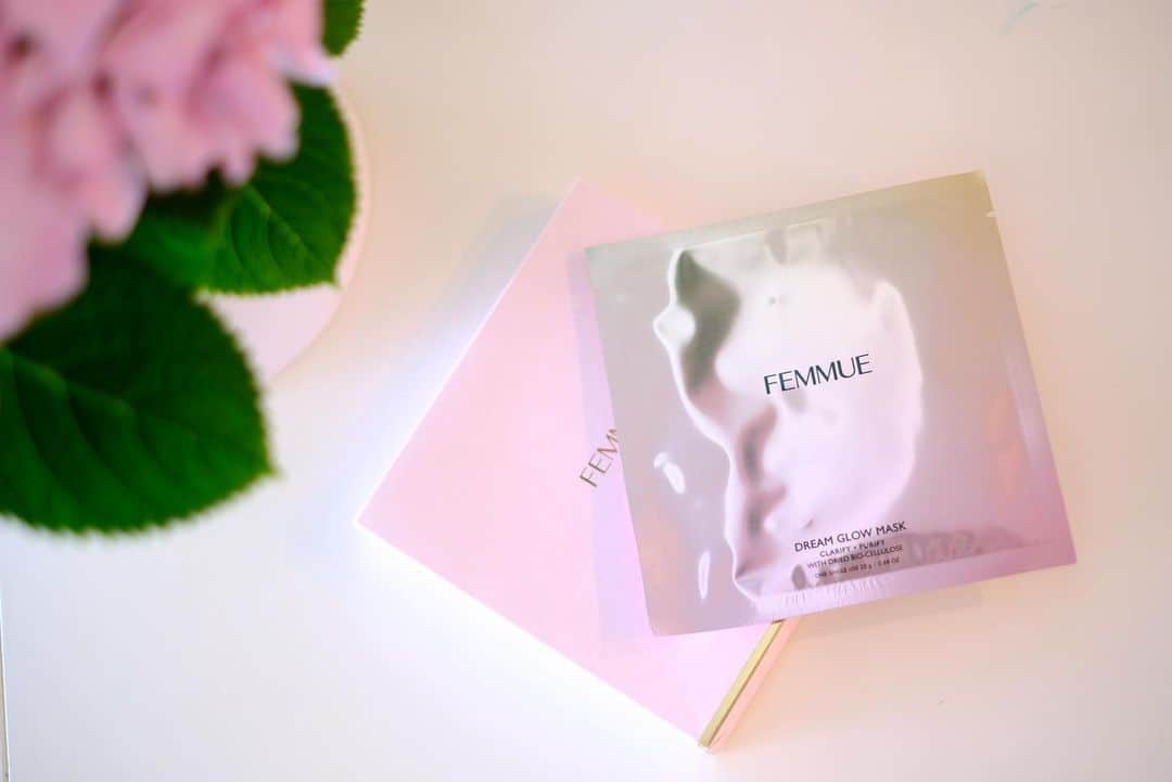奥田順子さんのインスタグラム写真 - (奥田順子Instagram)「FEMMUEの日本限定発売の毛穴悩みに着目したシートマスク。 FEMMUEのマスクは保湿力が高くコスメキッチンでいつも購入していました。 今回は、オンラインで！！ しかも、ブースター効果のあるマスクというのも、新感覚で気に入ってます。 #FEMMUE#ファミュ#スペシャルケア#毛穴レス#シートマスク#ブースター#クッションファンデ#ファミュのクッションファンデ」5月4日 23時50分 - okuda_junko