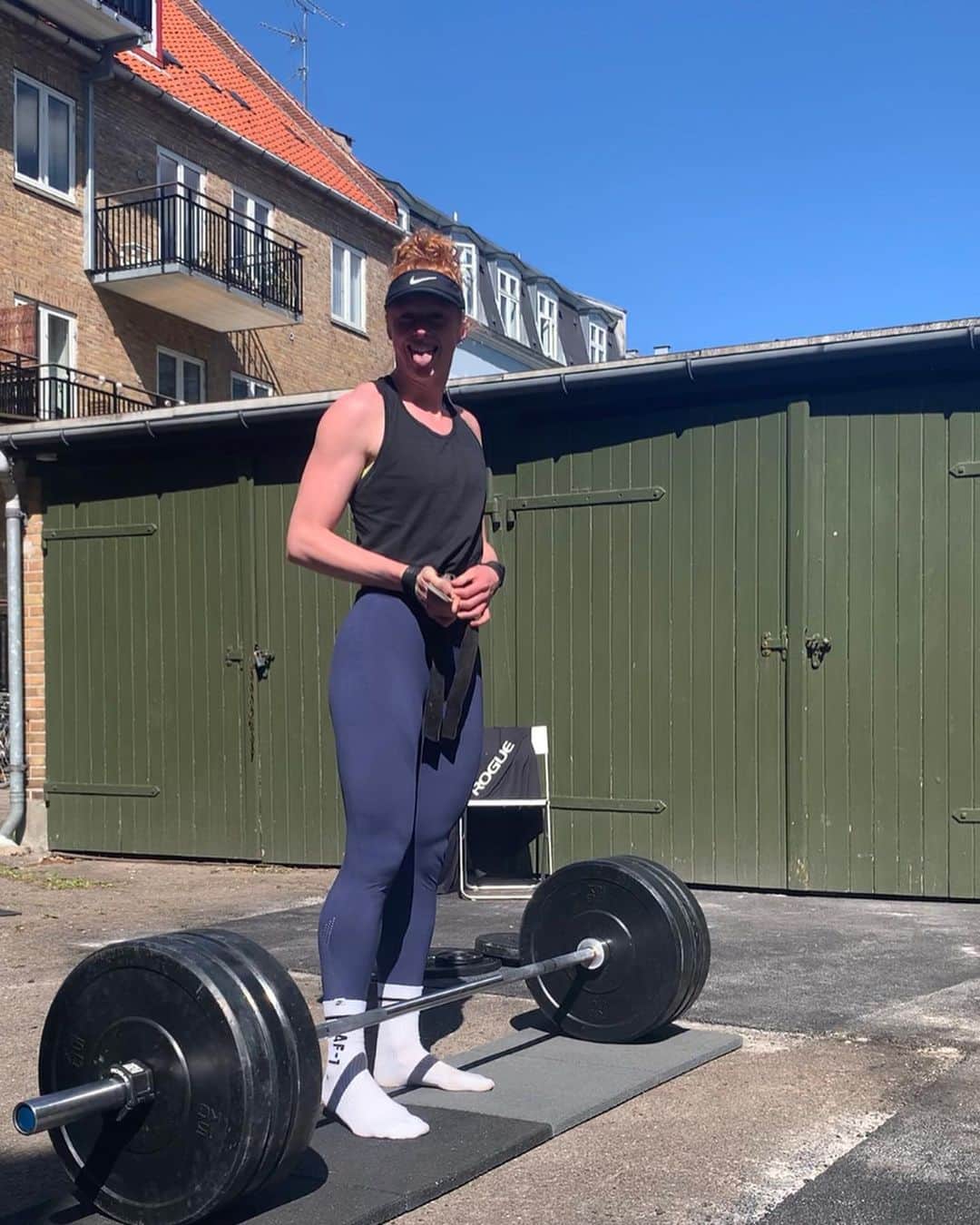 マチルドU・クラマーのインスタグラム：「Could easily get used to these outdoor weight sessions - especially when the sun is out! 🌞  Stronger than ever 💪🏻 #homegym」