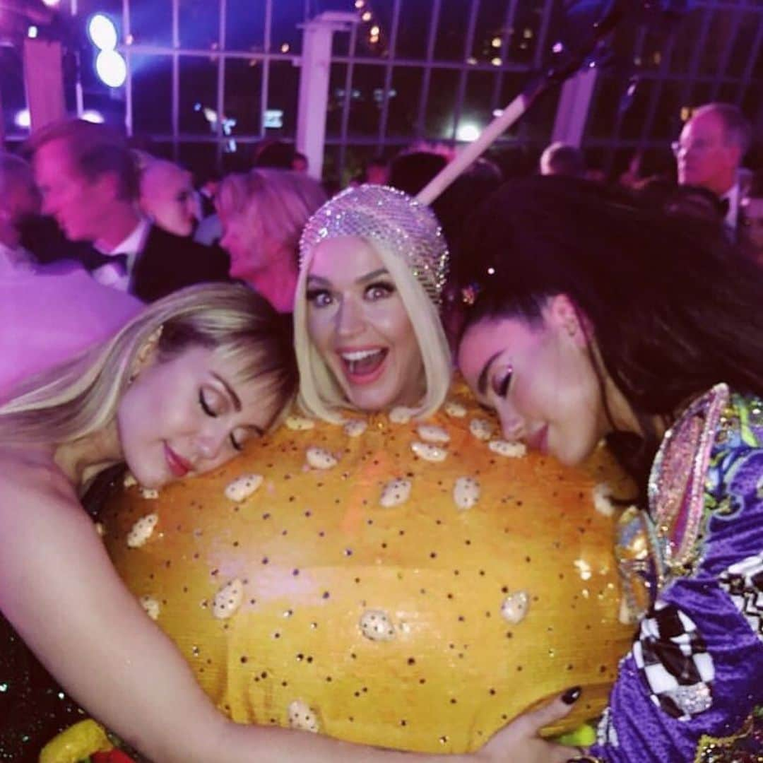 デュア・リパさんのインスタグラム写真 - (デュア・リパInstagram)「Throwback to the first Monday in May💗 #MetCamp 💗」5月5日 0時03分 - dualipa