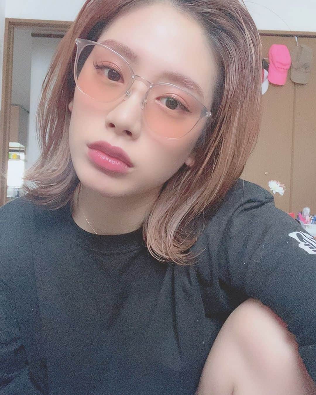 acaneのインスタグラム：「・ 好きな人に電話で 何回も好きだよ〜って言うより 一回会って、 おいで〜ってハグした方が 気持ちって伝わるよね🍃🍃🍃🍃 ・ 恋人や好きな人に会えなくて寂しいって よくDMいただくけど、ほんとそうやね。 こんなこと予言されてなかったし、 やっぱり占いは信じるのやめようって思った！笑 ・ 先のことなんてだれもわからんから 先を楽しみにしていまやれることやったり 今まで頑張ってきた人たちは 今こそのんびりして少しは休んでね☺️🌿」